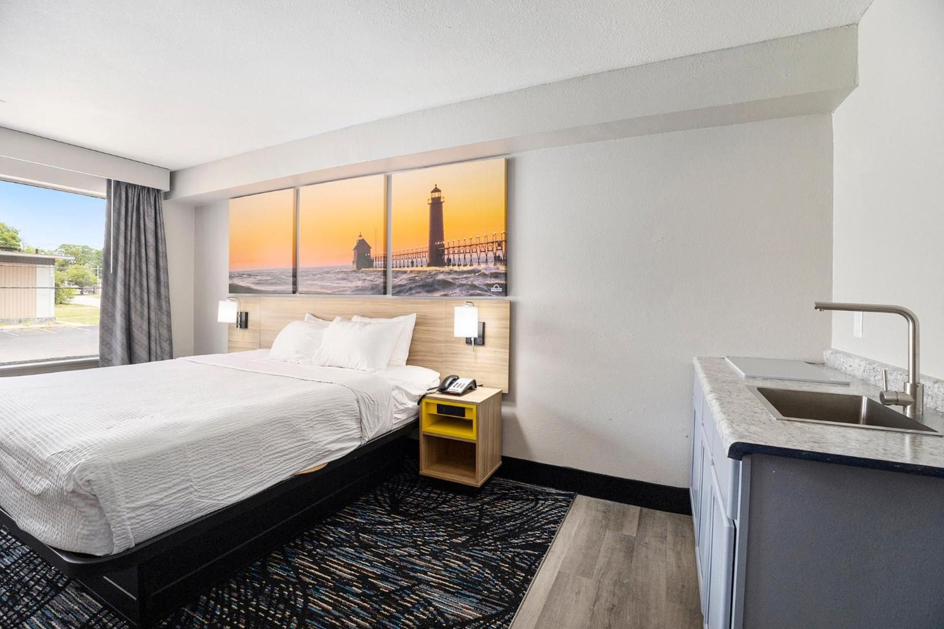 Days Inn & Suites by Wyndham Norton Shores/Muskegon 1 King Bed, Deluxe Room, Non-Smoking 2