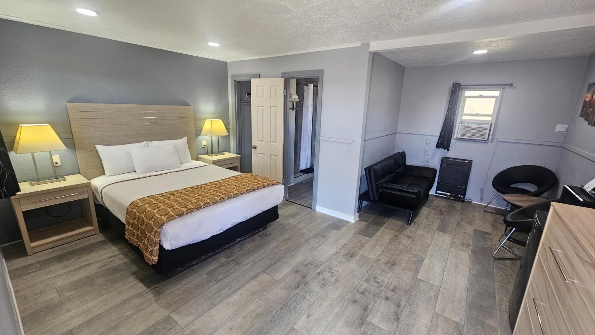 Deluxe Queen Room