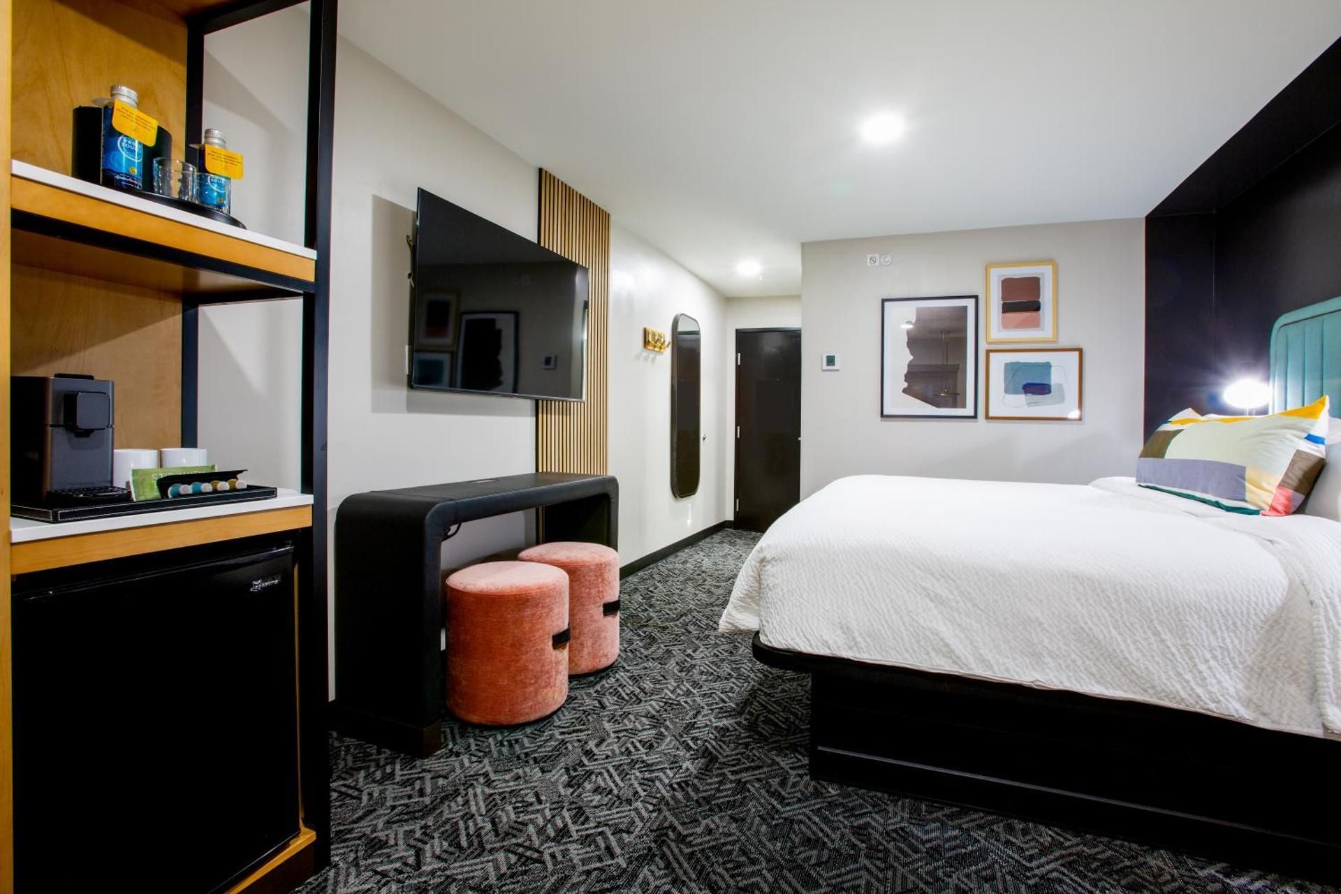 Standard Queen Room with Roll-in Shower - Communications and Mobility Access