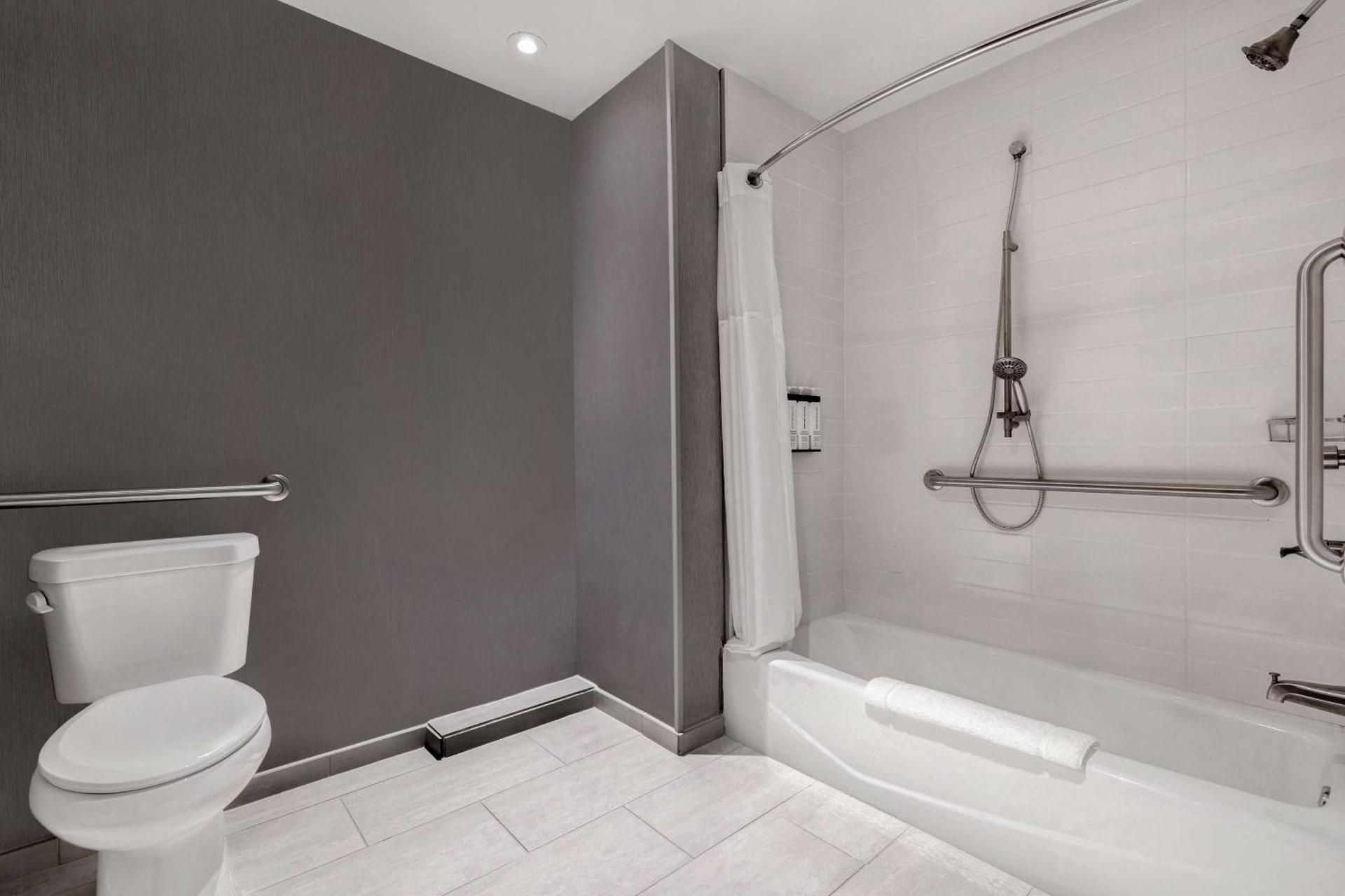 Hyatt Place Flagstaff Queen Room with Two Queen Beds with Sofa Bed and Tub - Disability Access 2