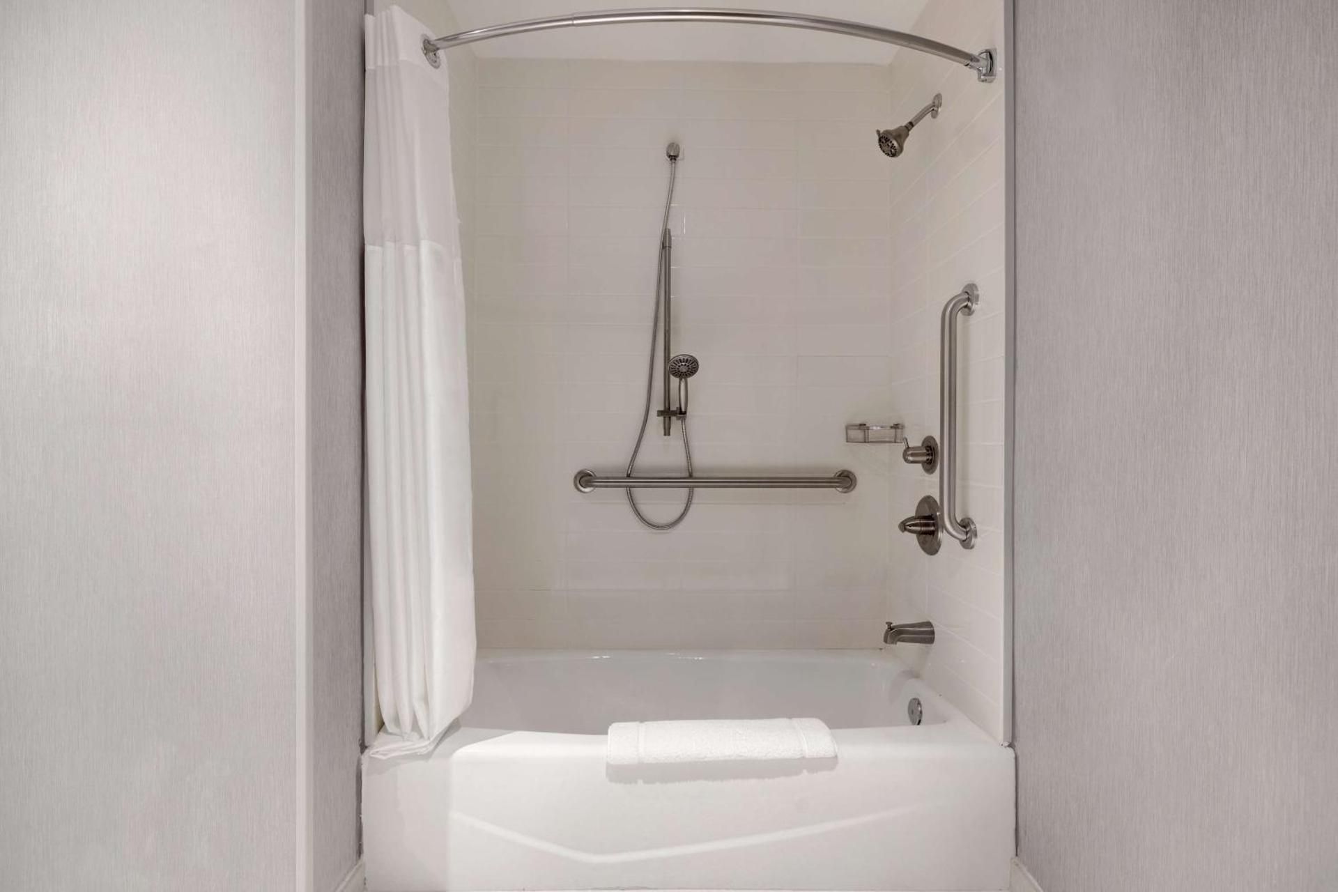 Hyatt Place Flagstaff Queen Room with Two Queen Beds with Sofa Bed and Tub - Disability Access 3