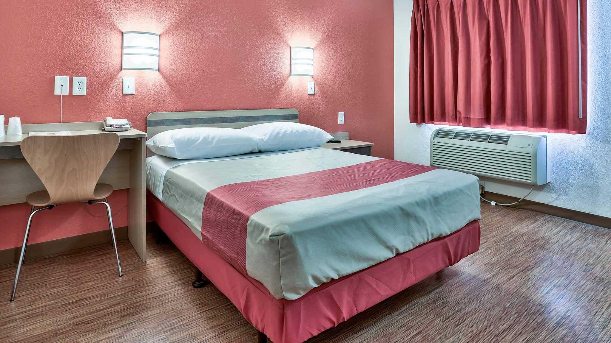 1 Queen Bed - Non-Smoking, Hot Tub