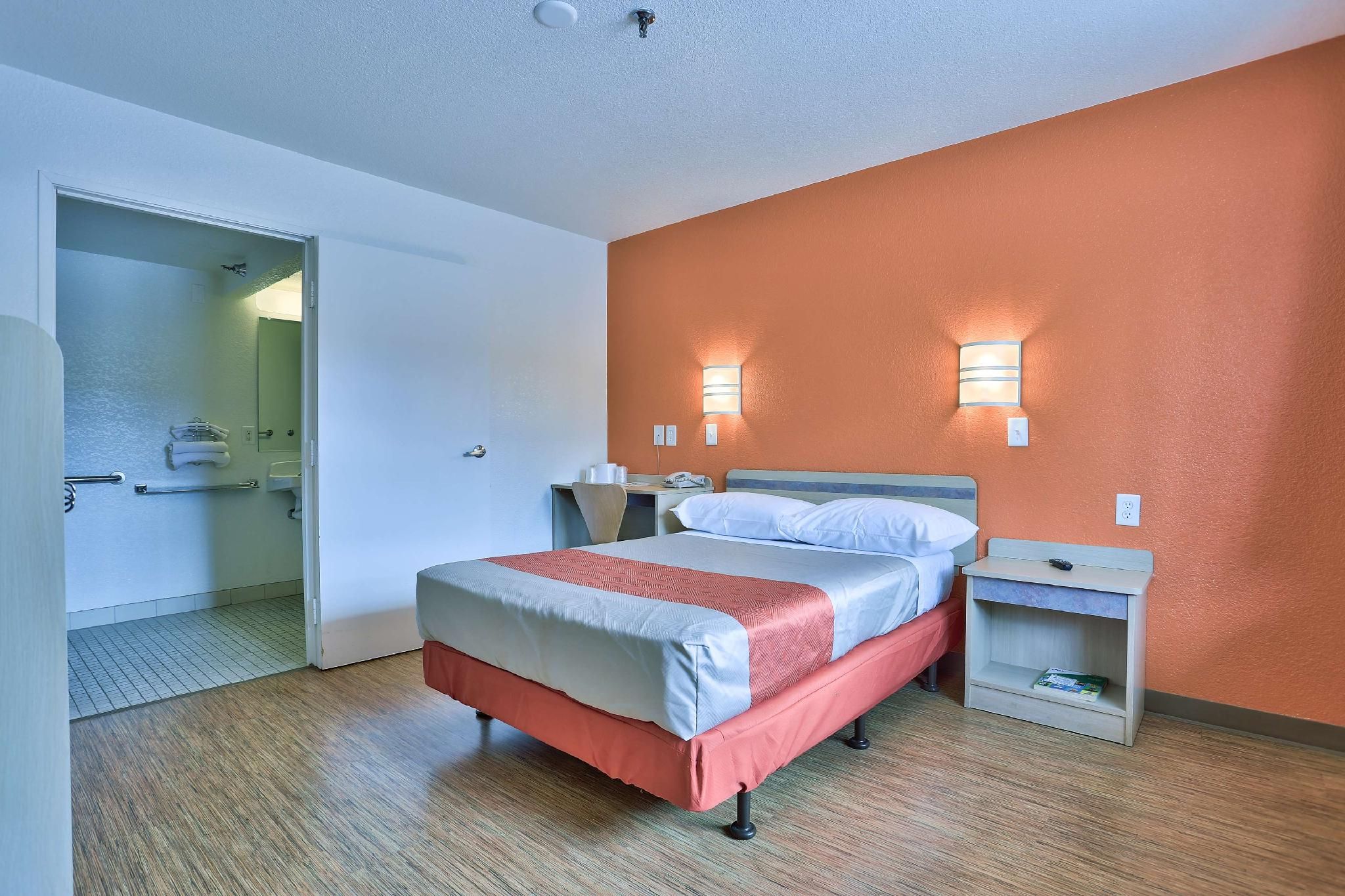 1 Queen Bed - Deluxe, Non-Smoking