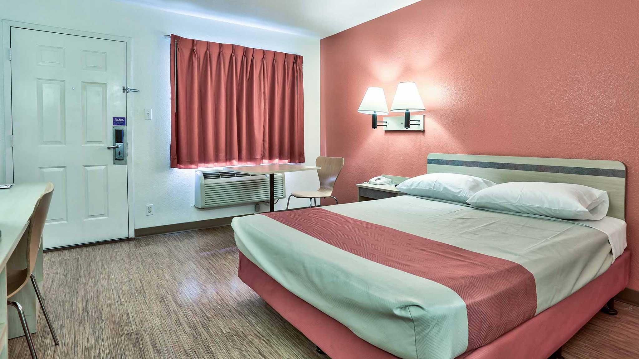 1 Queen Bed