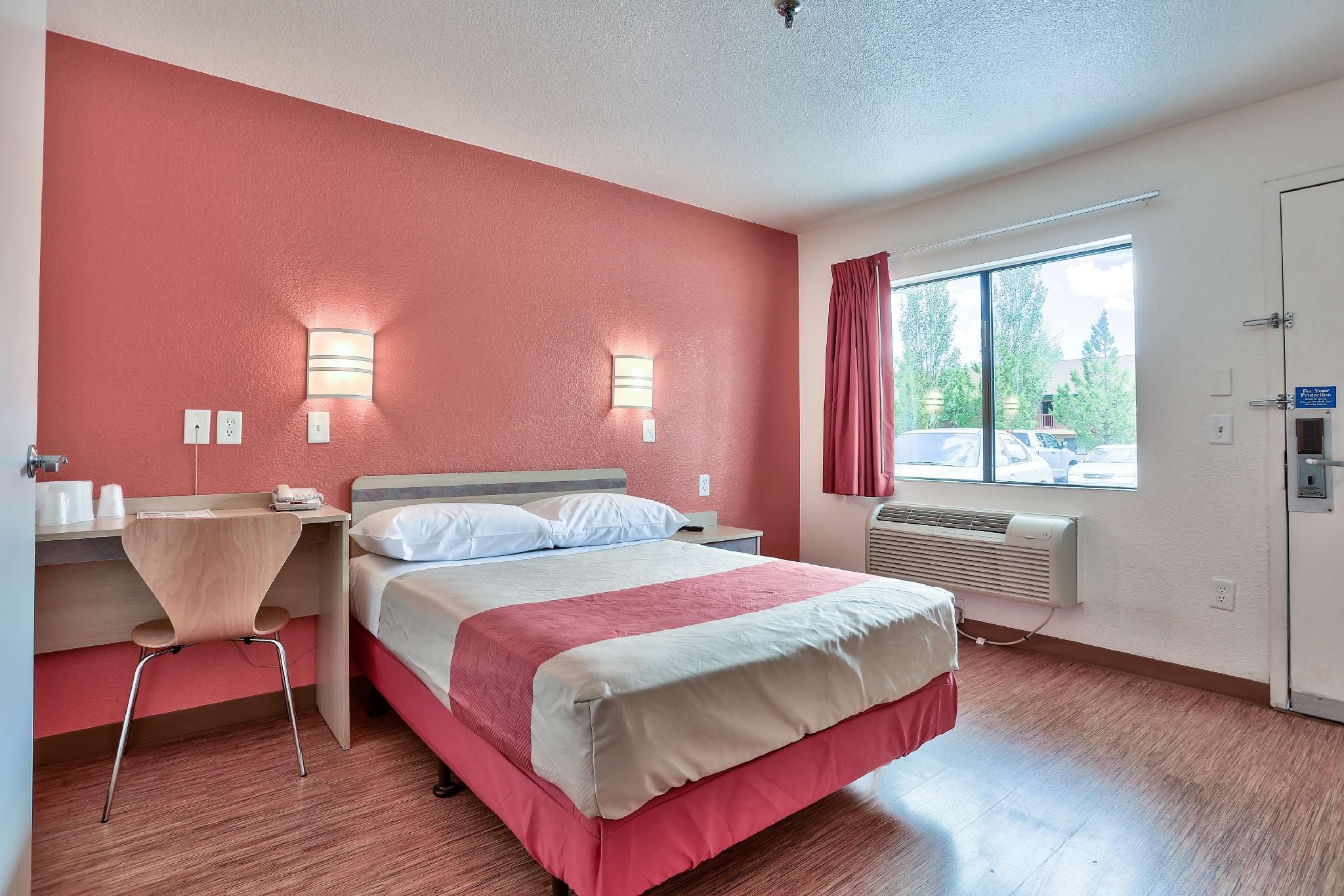 1 Queen Bed - Deluxe, Non-Smoking