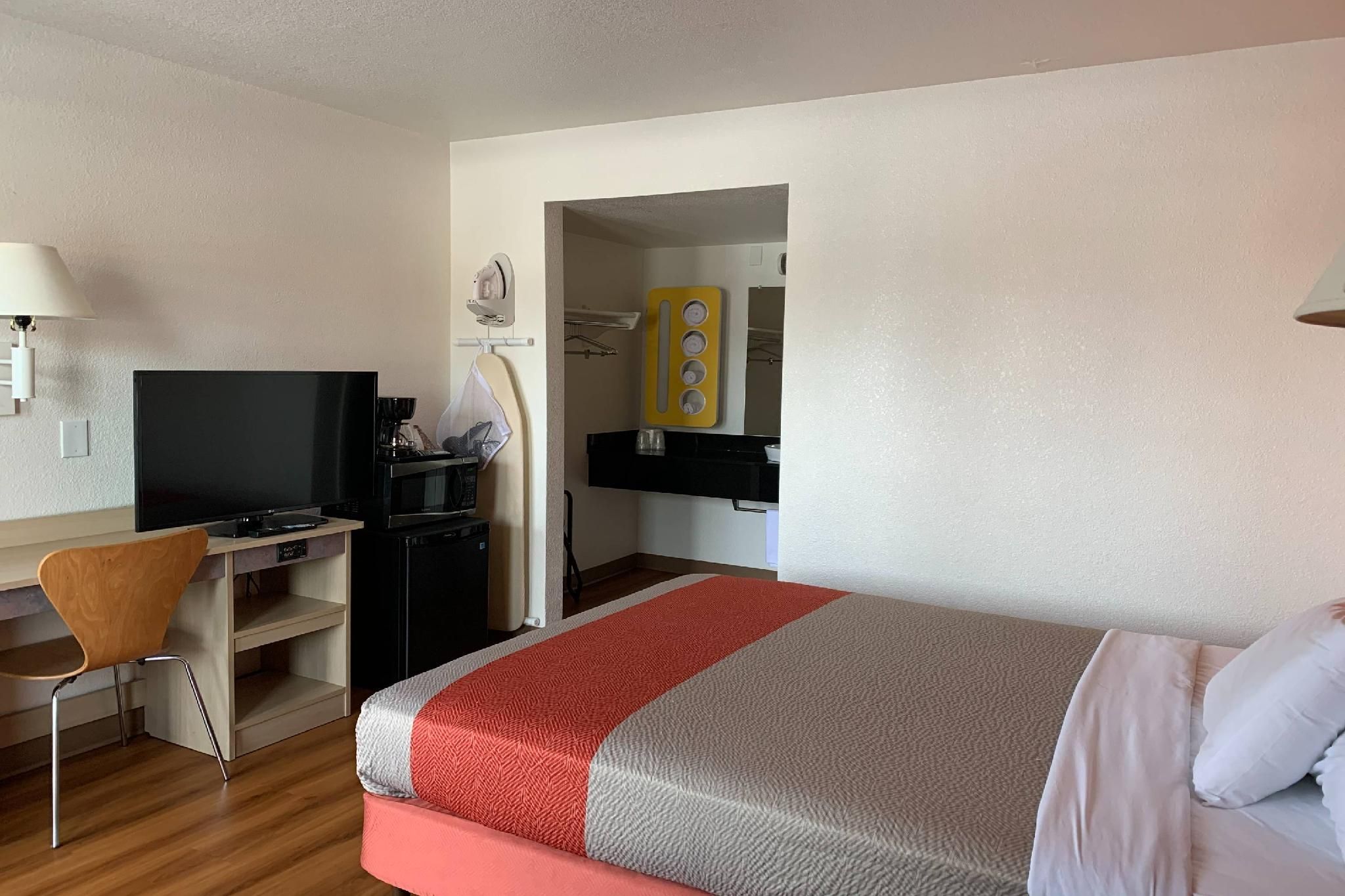1 Queen Bed - Non-Smoking, Hot Tub