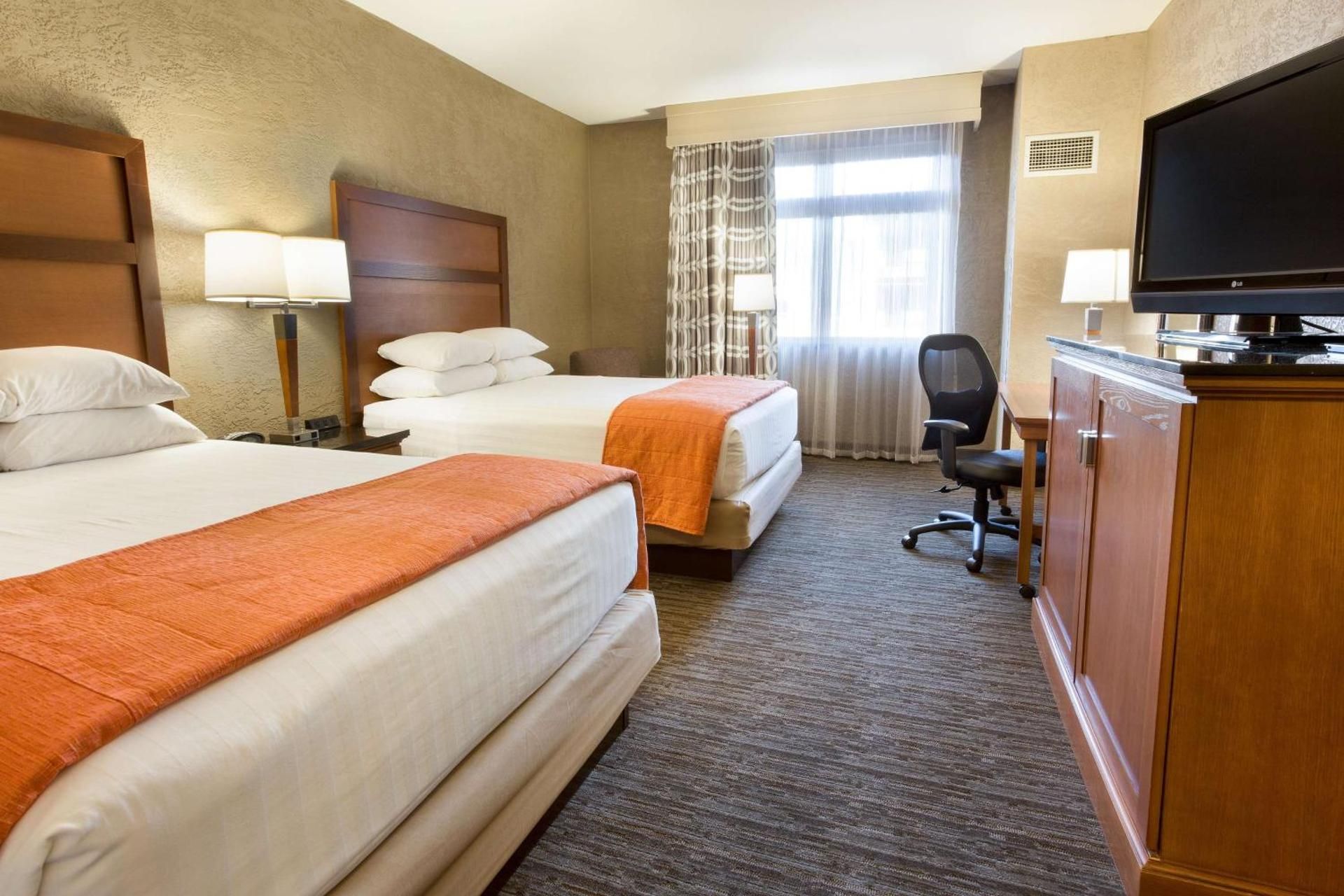 Drury Inn & Suites Flagstaff Deluxe Queen Room with Two Queen Beds - Accessible, Roll-in Shower