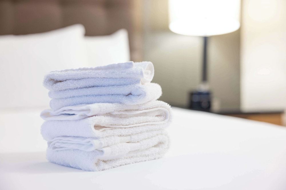 Drury Inn & Suites Flagstaff Room, 1 King Bed, Accessible (Upper Floor, Tub) 4