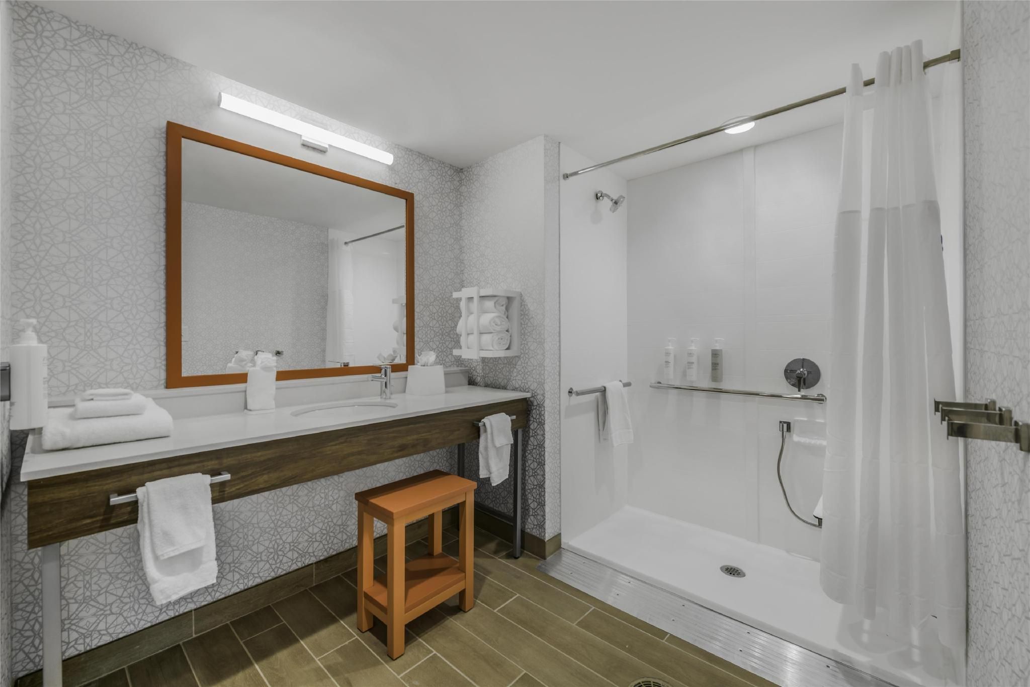 2 QNS MOBILITY ACCESS ROLL IN SHOWER