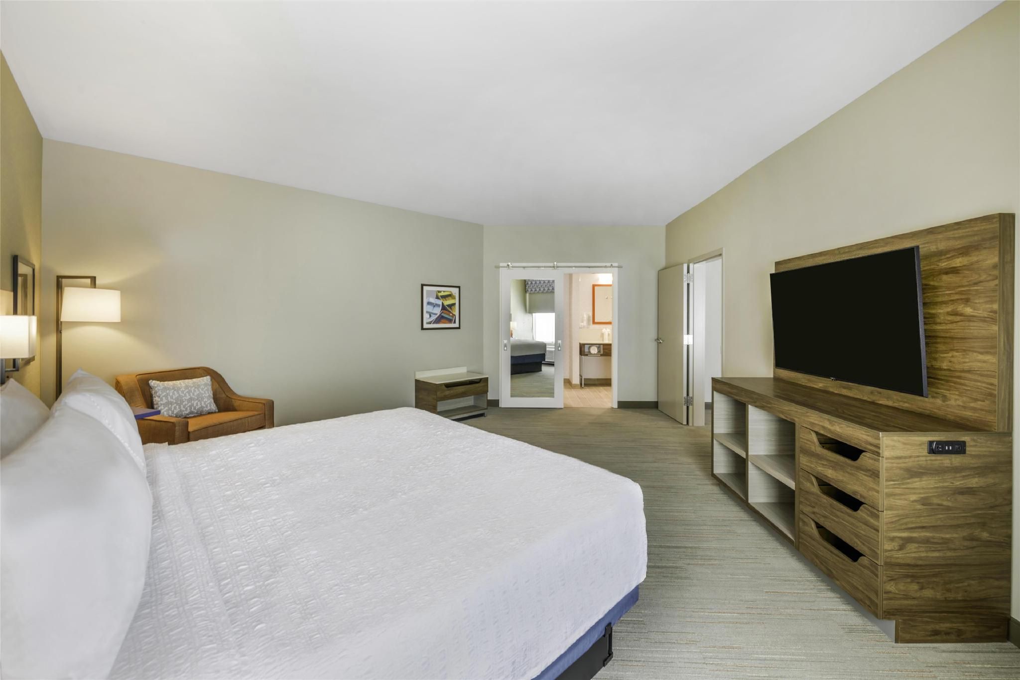 1 King Microwv/Fridge/Wet Bar Suite