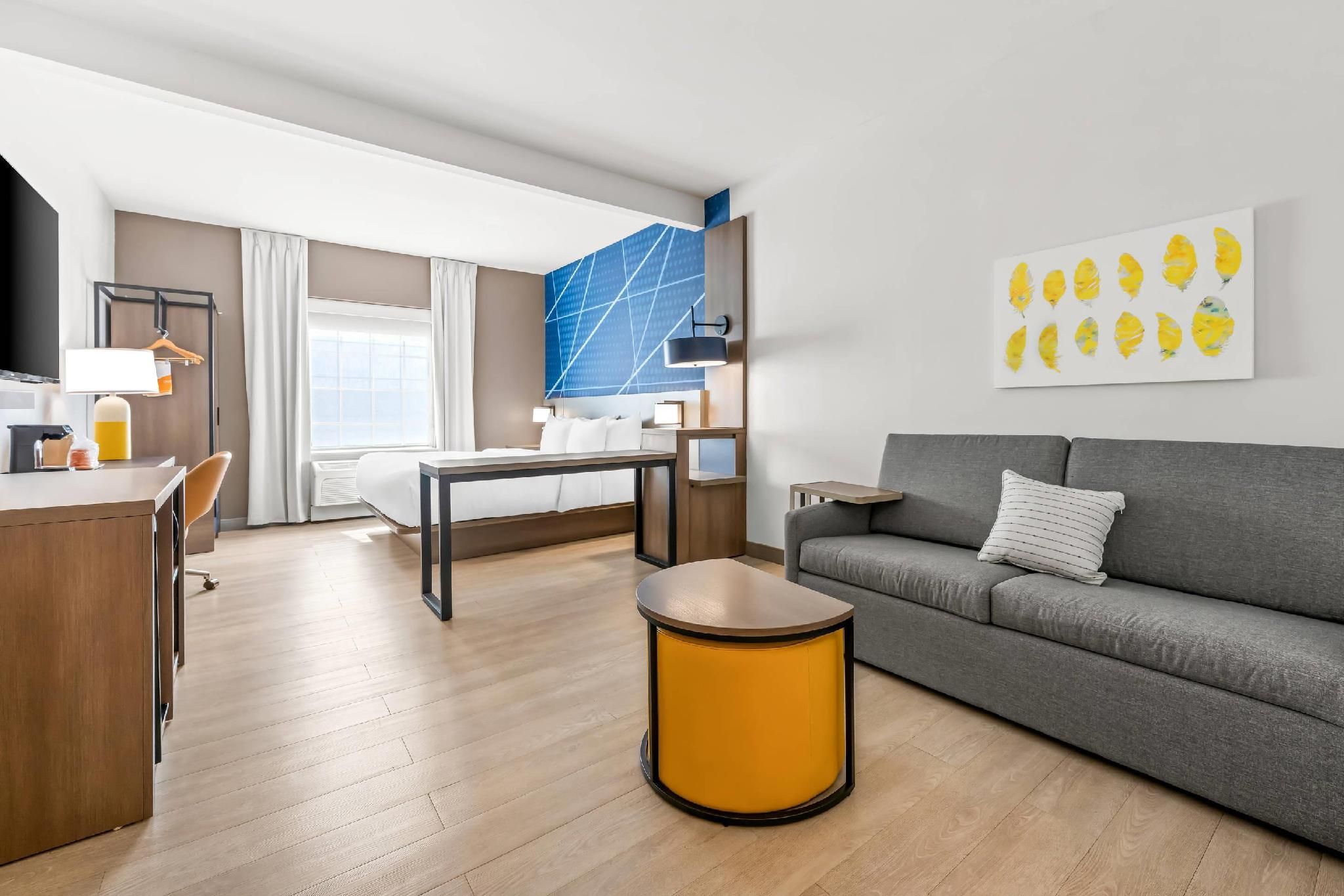 1 King Bed, Suite, Nonsmoking
