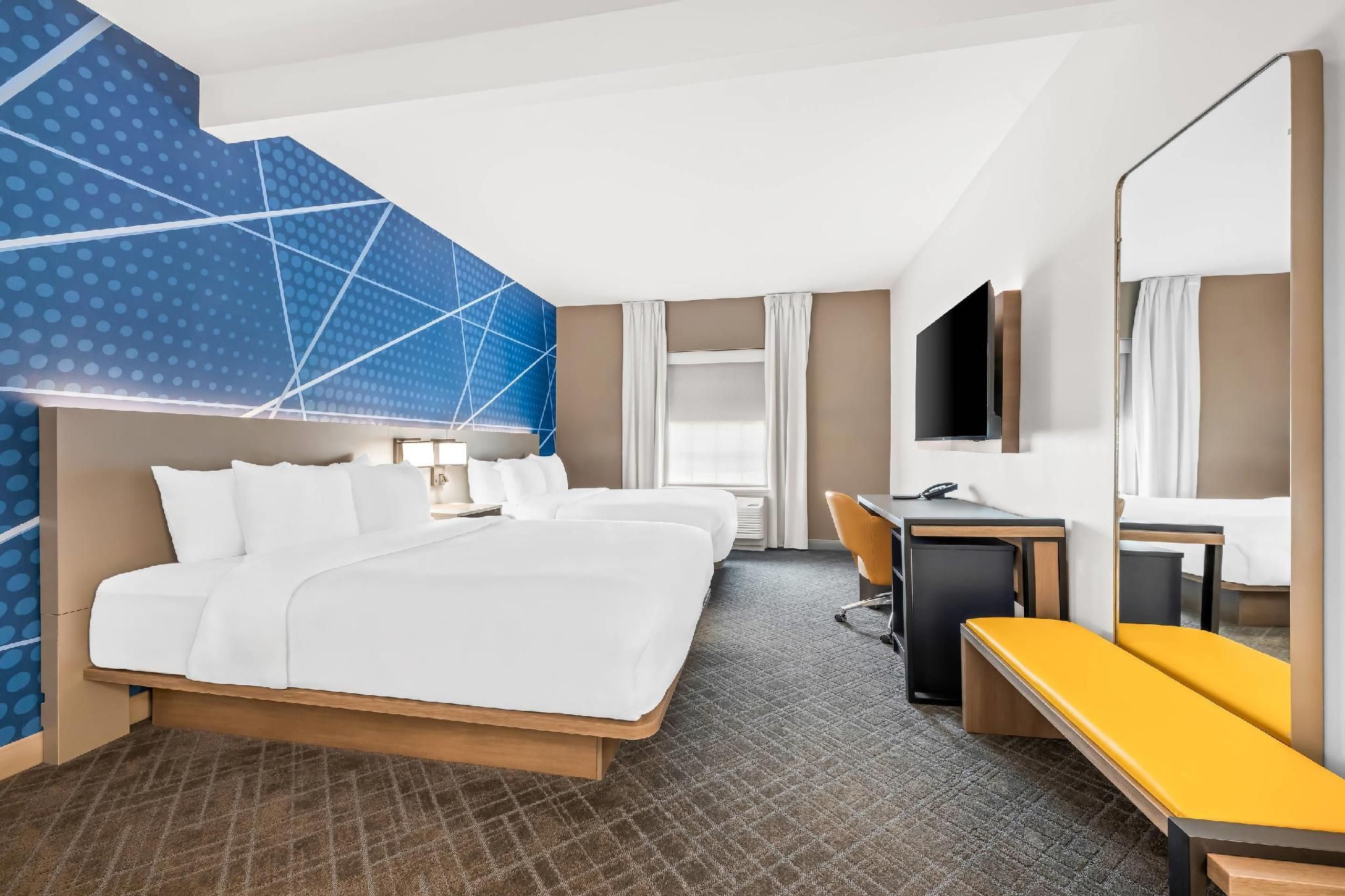 2 Queen Beds, Suite, Nonsmoking, Upgrade