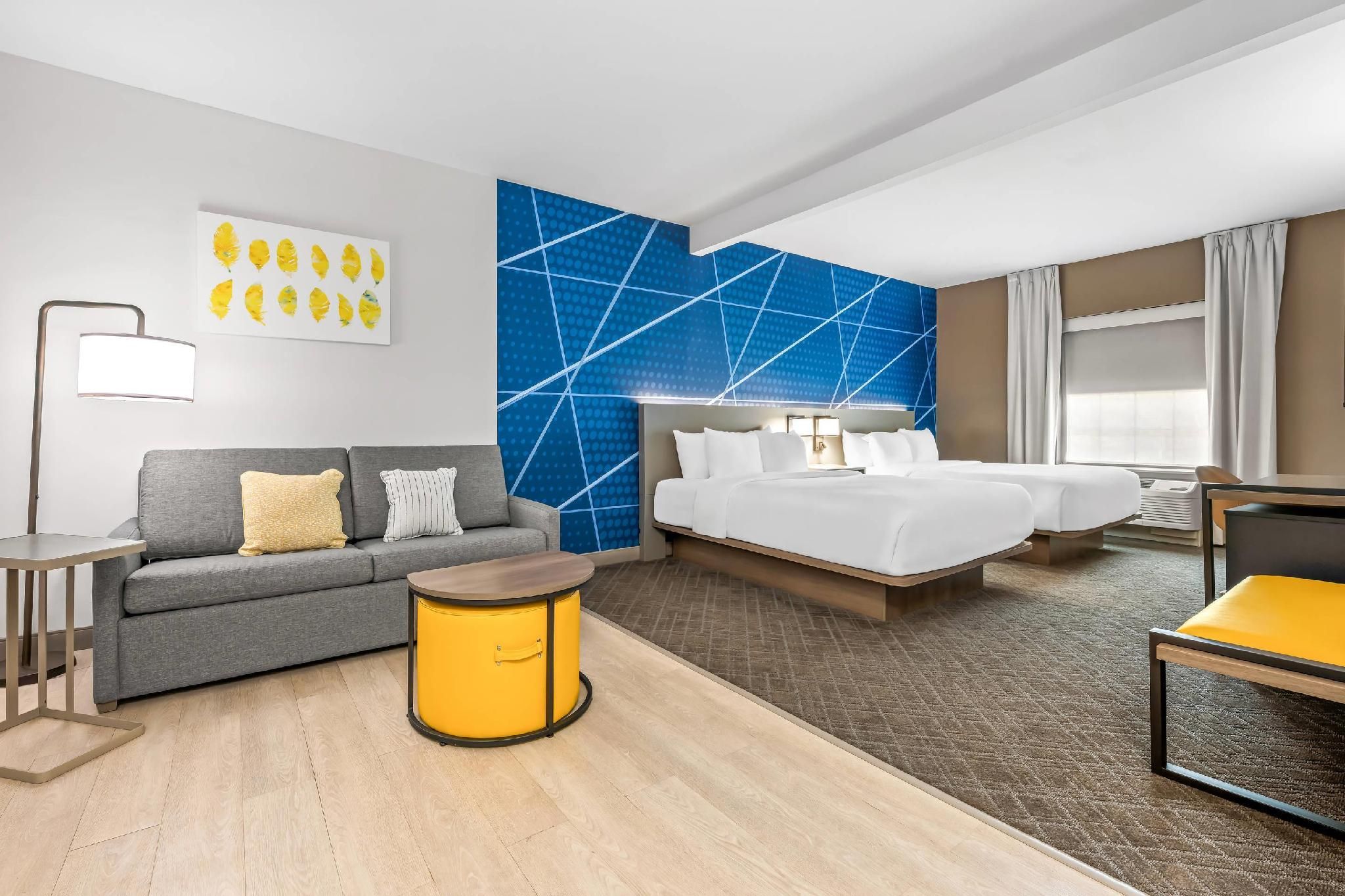 2 Queen Beds, Suite, Nonsmoking, Upgrade