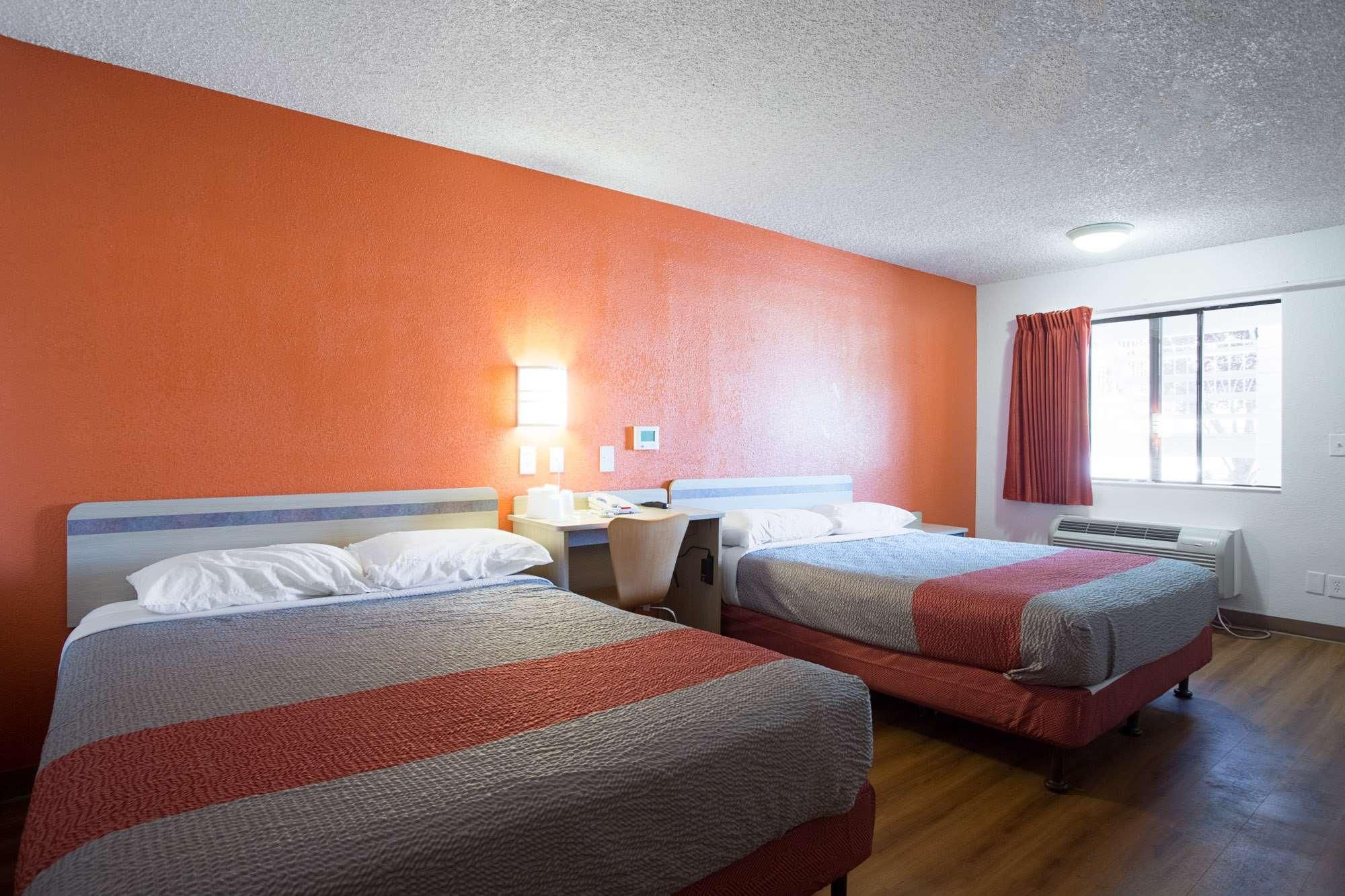 2 Double Beds