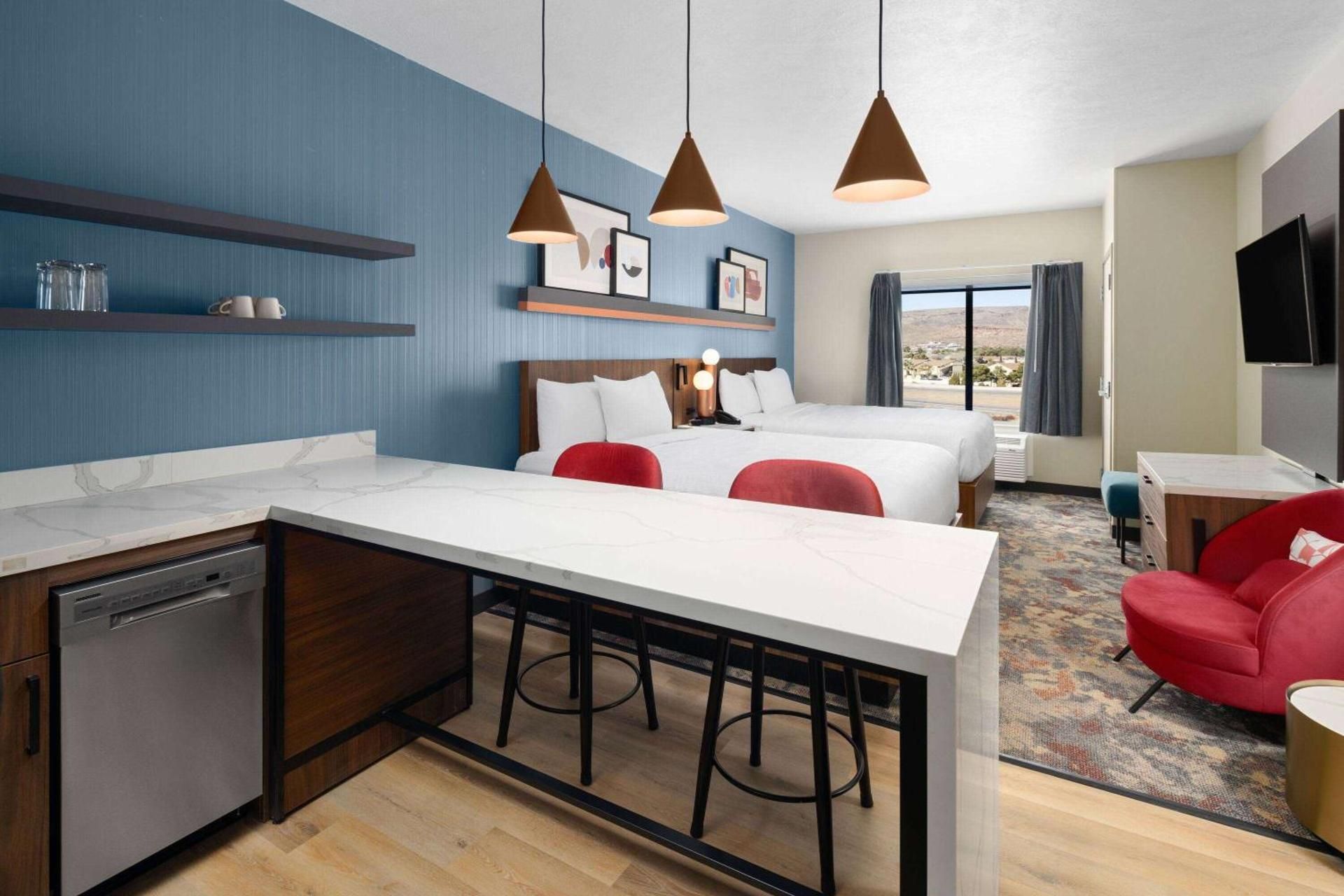 2 Queen Beds, Kitchen, Non-Smoking