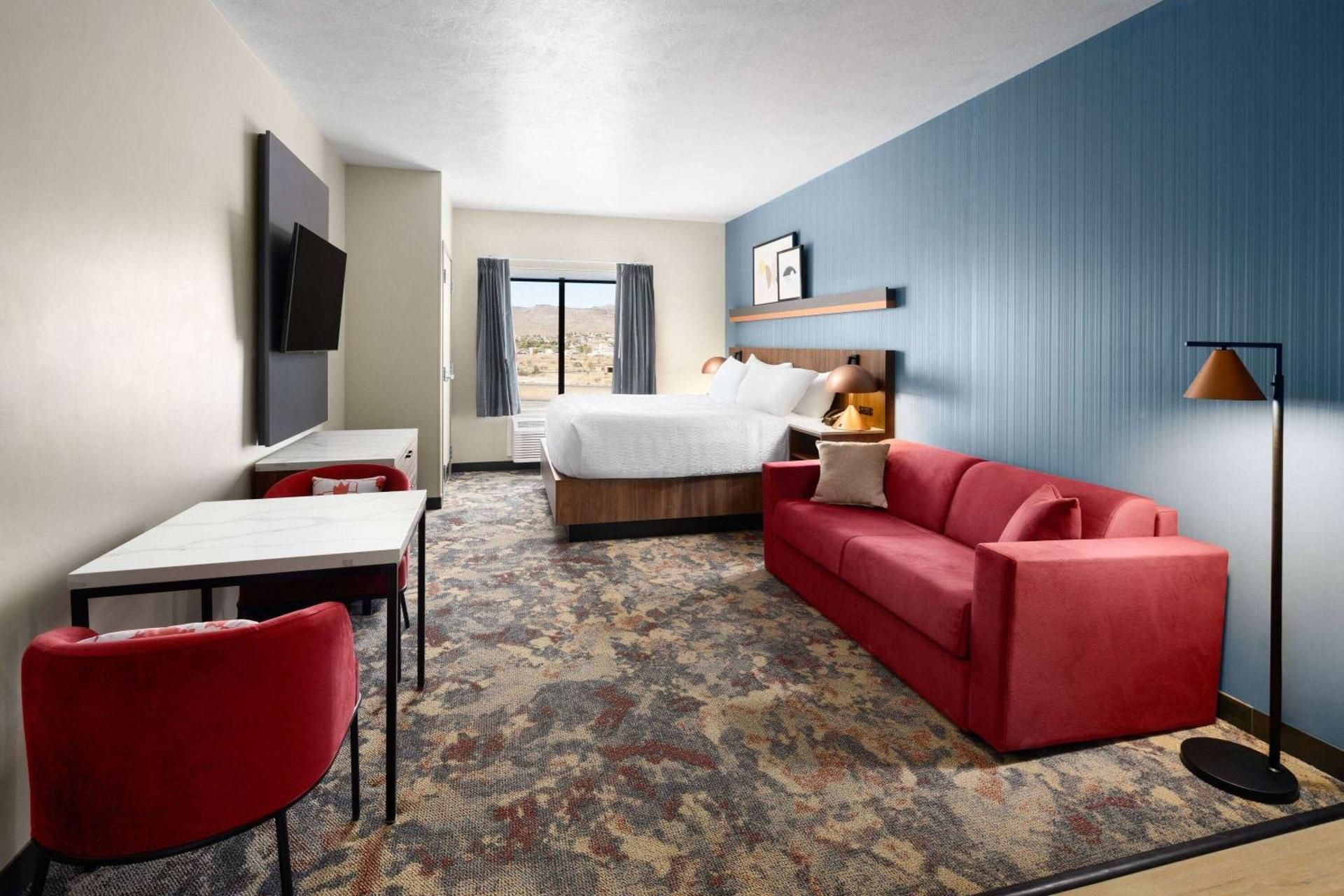 King Room with One King Bed, Kitchen and Roll-In Shower - Mobility Accessible/Non-Smoking