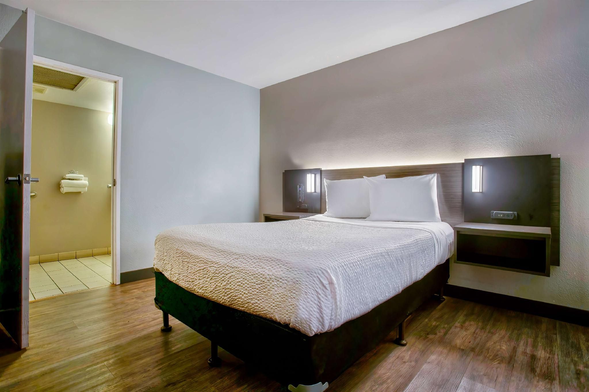 1 Full Bed | ADA/Tub/Mini Fridge