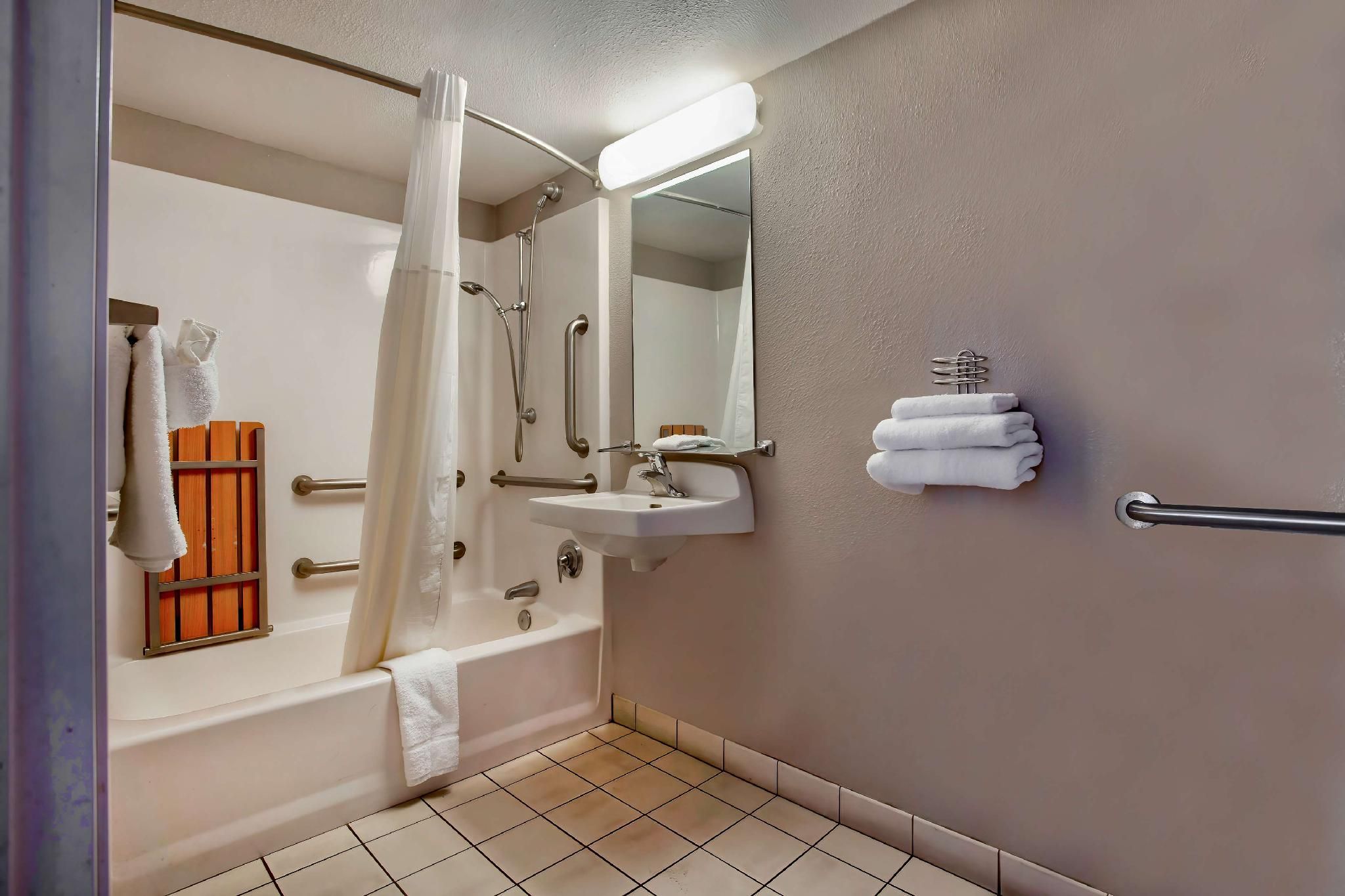 1 Full Bed | ADA/Tub/Mini Fridge