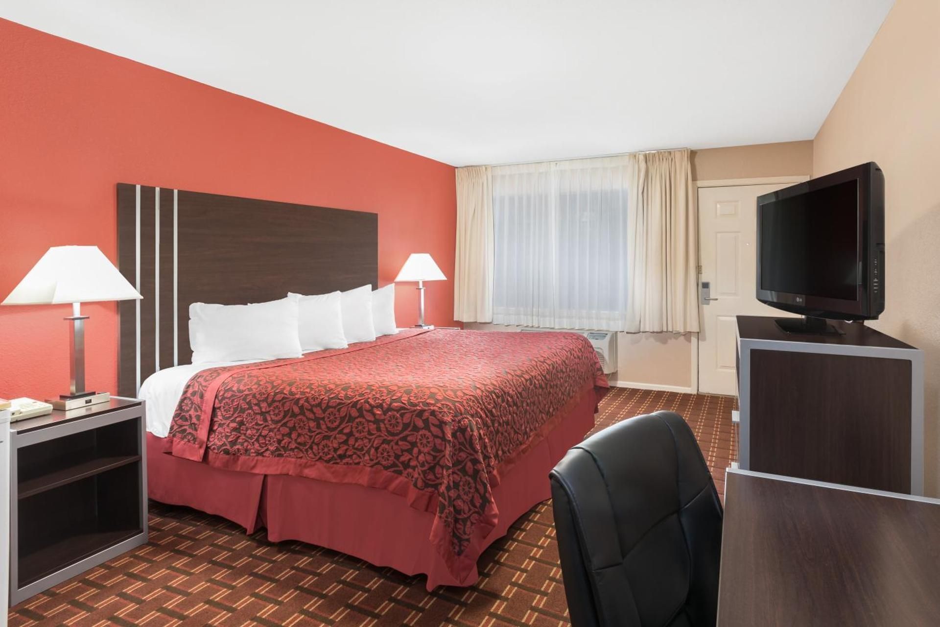 1 King Bed, Mobility/Hearing Accessible Room, Roll-In Shower, Non-Smoking