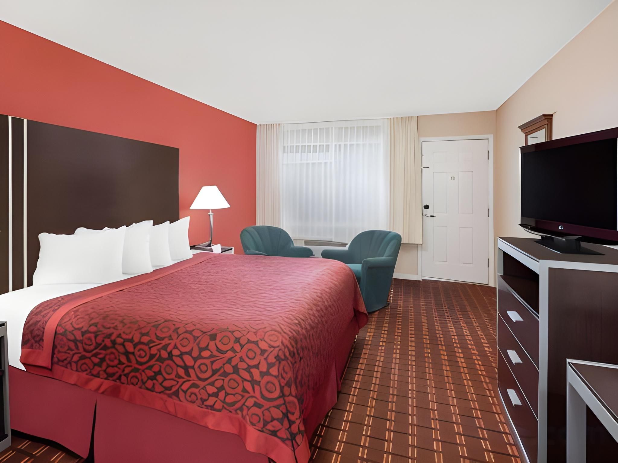 1 King Bed, Mobility/Hearing Accessible Room, Roll-In Shower, Non-Smoking