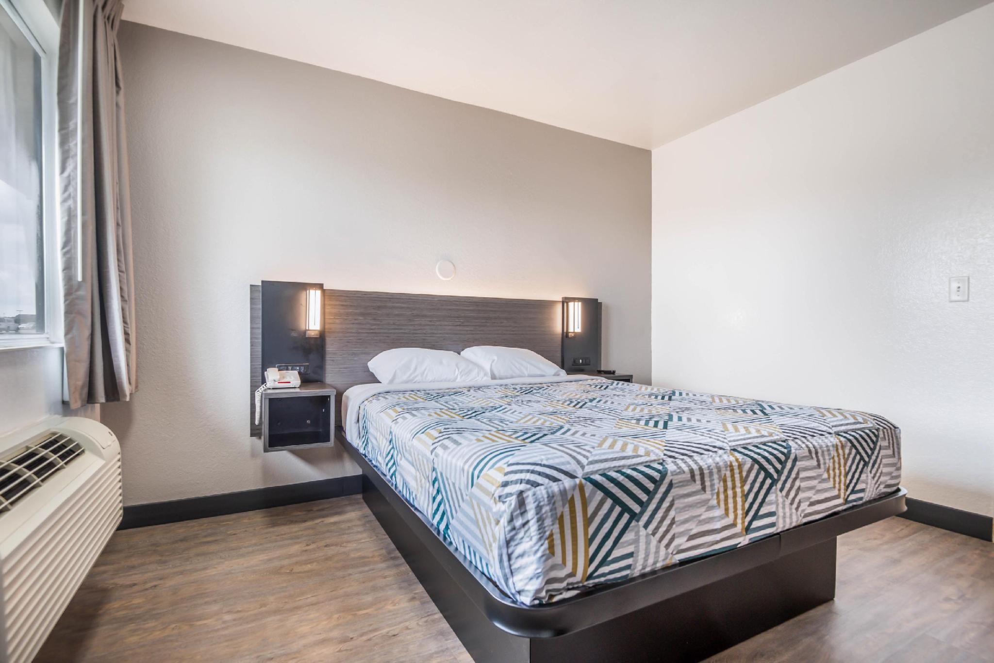 1 Queen Bed |