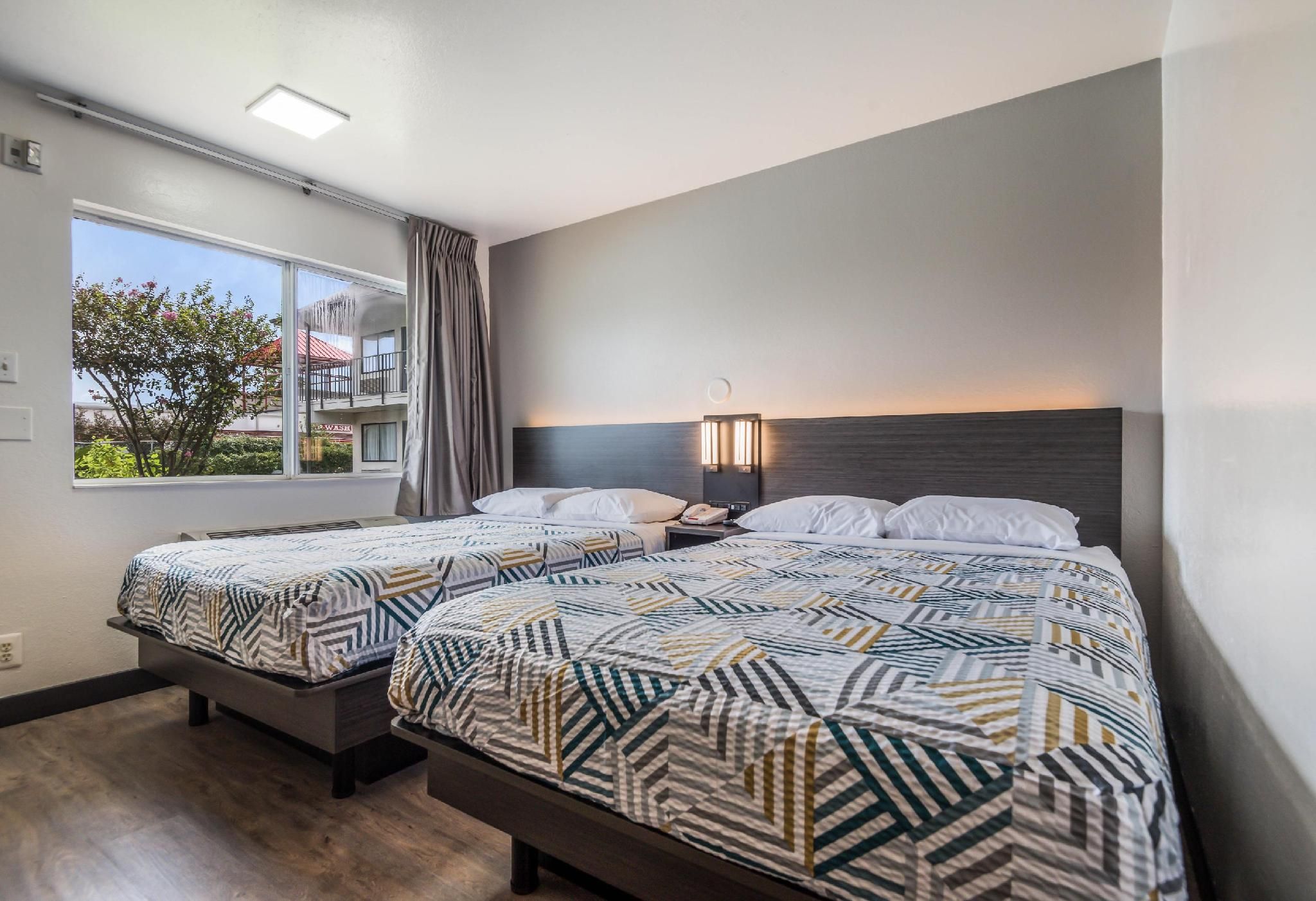 2 Full Beds | Micfridge, Smoking