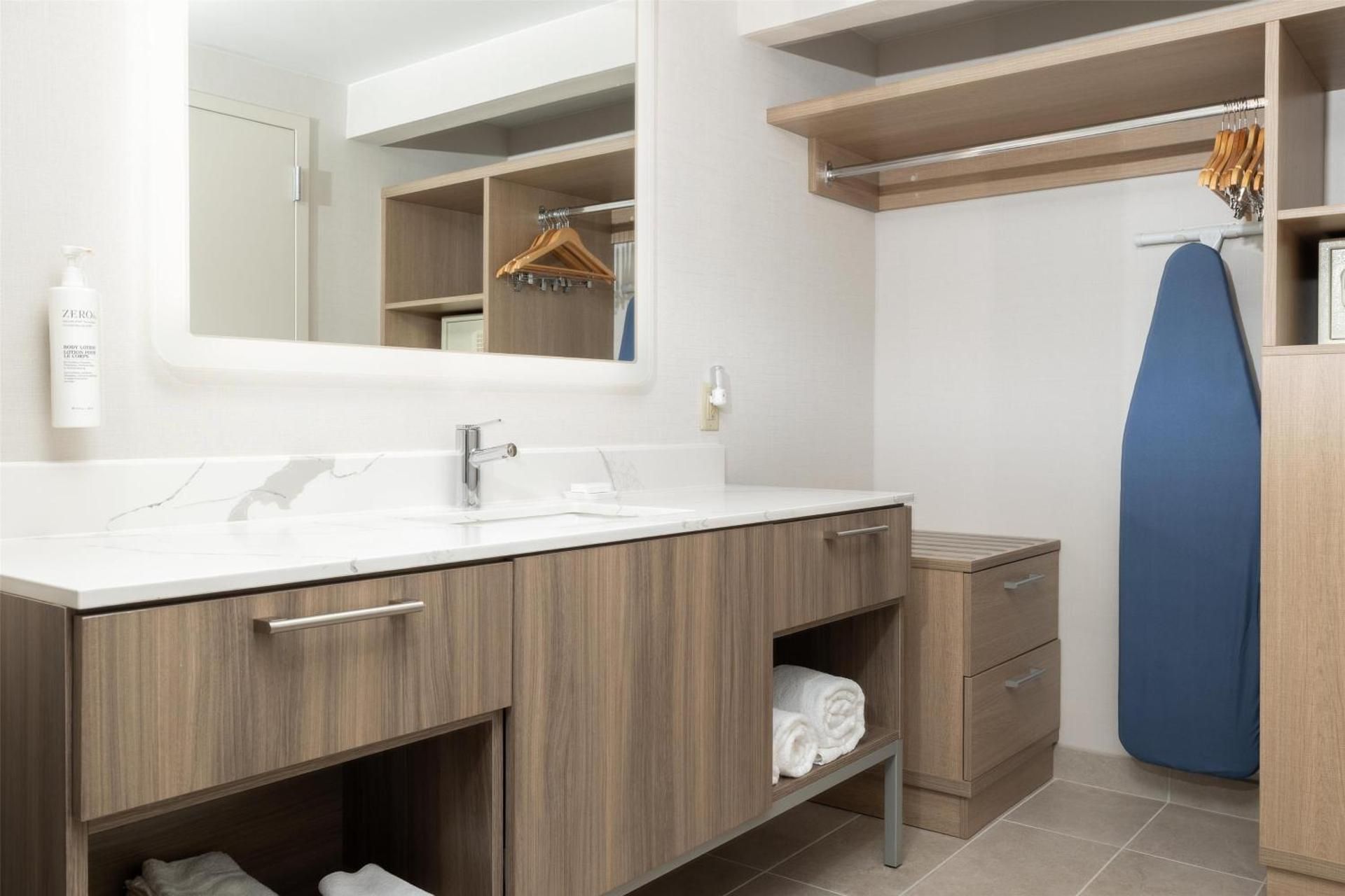 One-Bedroom King Suite - Non-Smoking