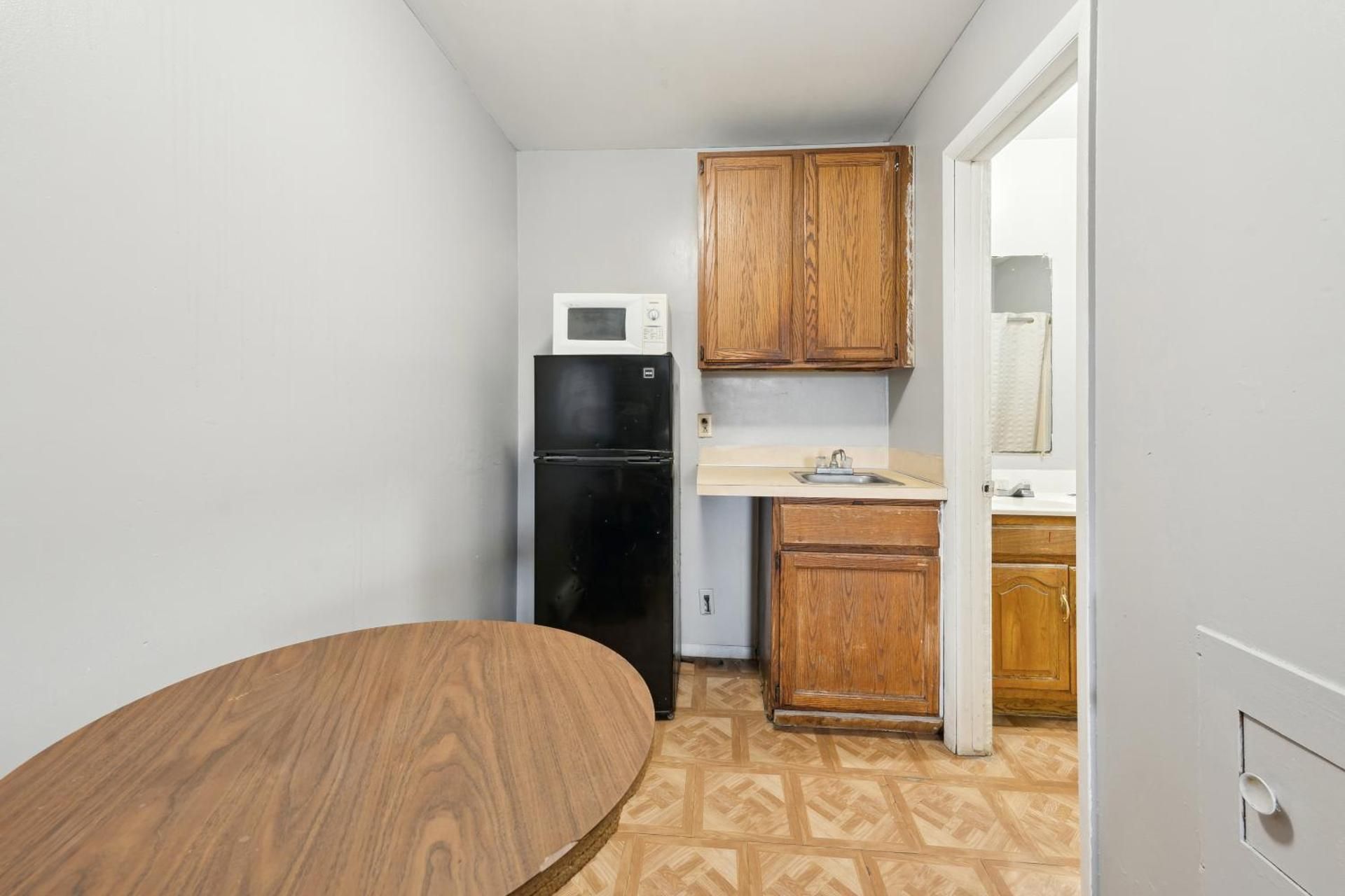 Flint Motel by OYO MI Near I-475 Queen Bed Smoking 3