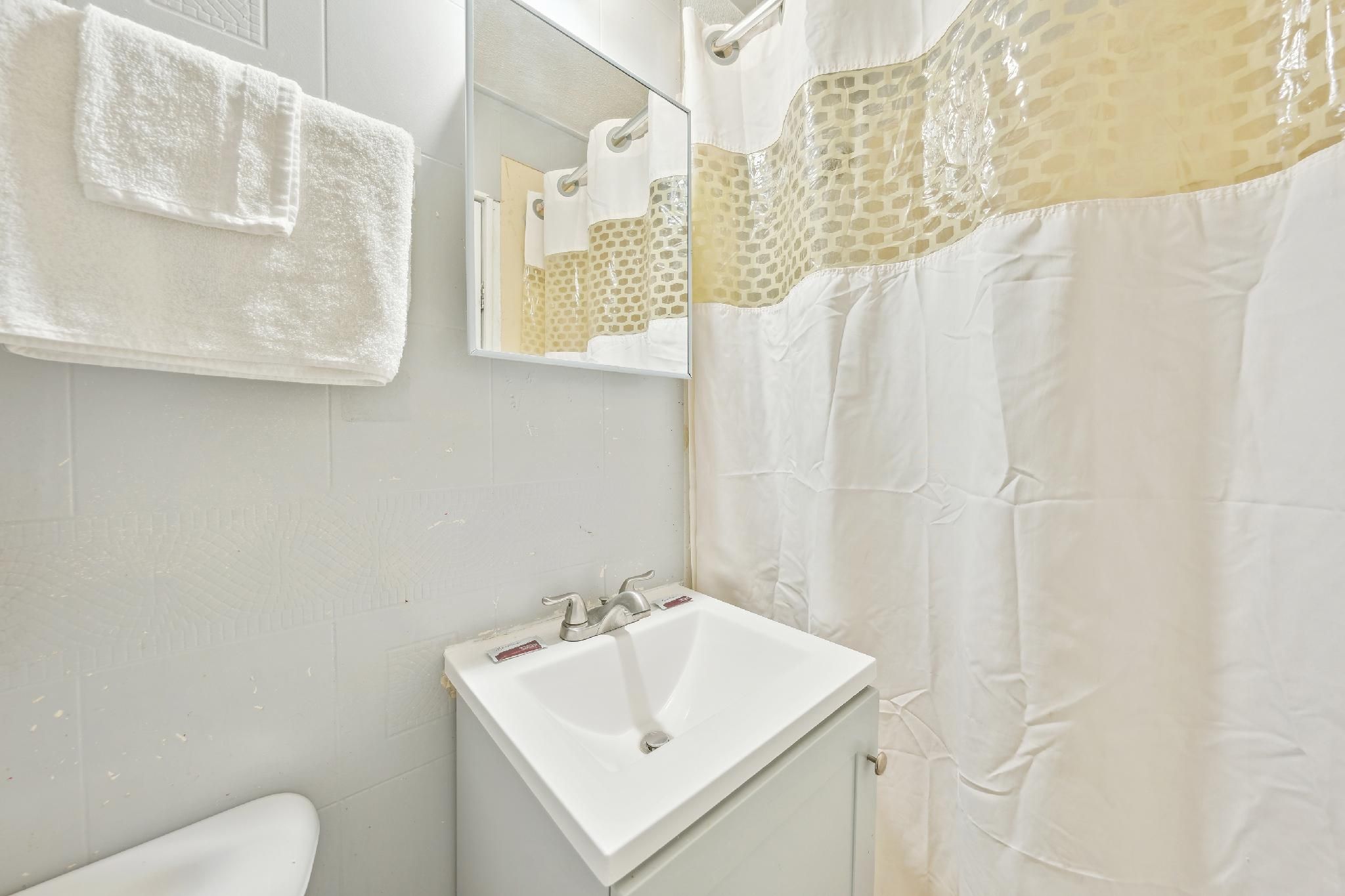 Flint Motel by OYO MI Near I-475 Queen Bed Smoking 2