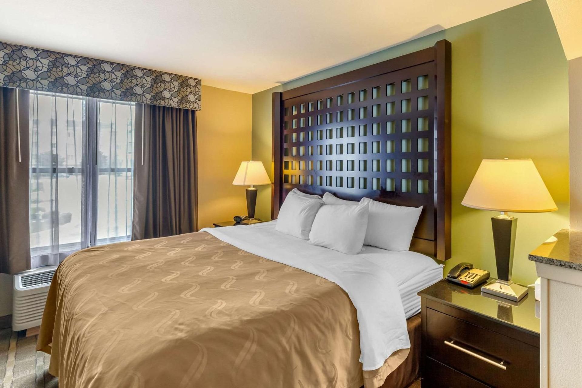 Queen Room with Roll-in-Shower - Accessible/Non-Smoking