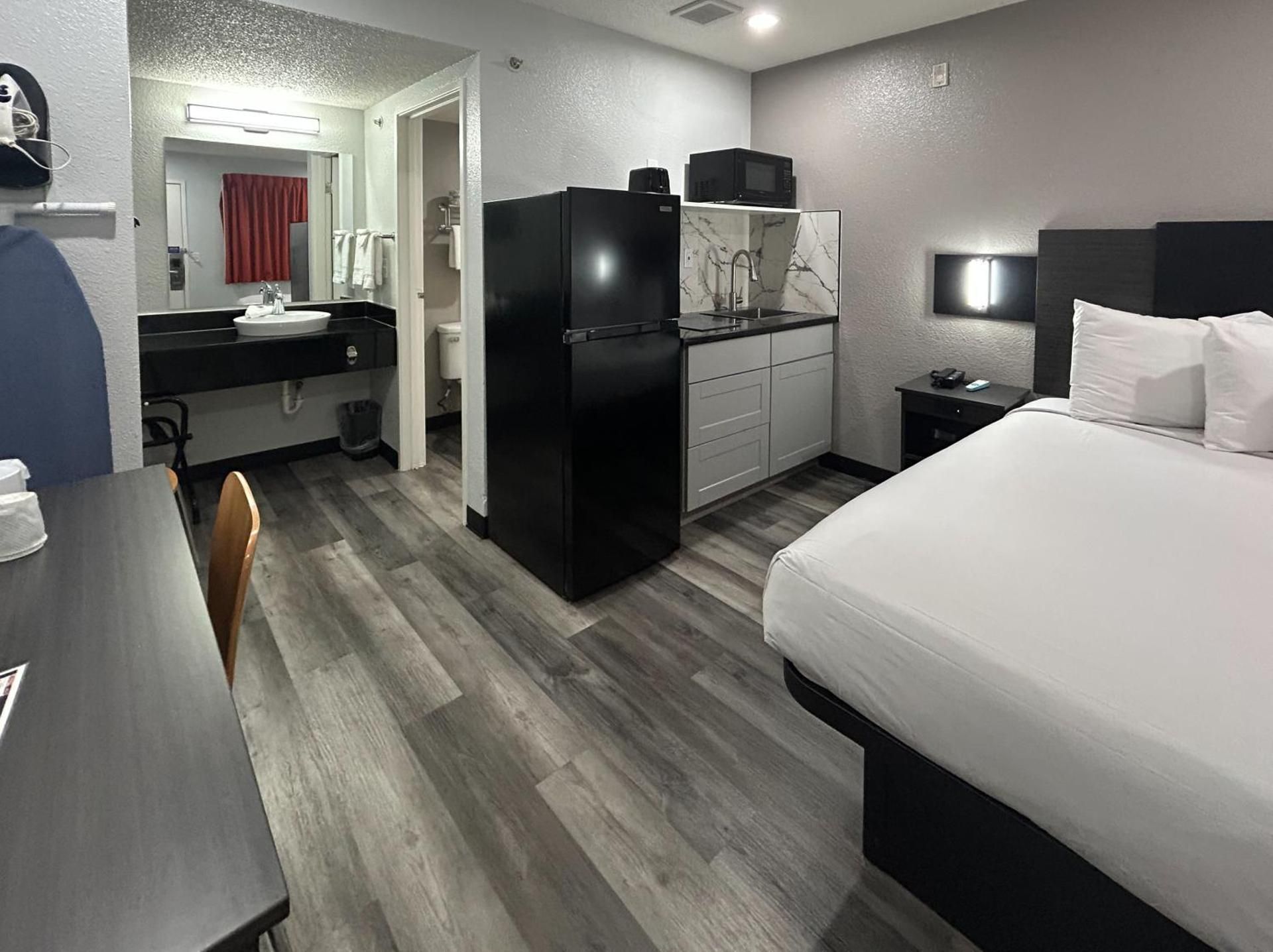 Queen Room - Disability Access - Non-Smoking