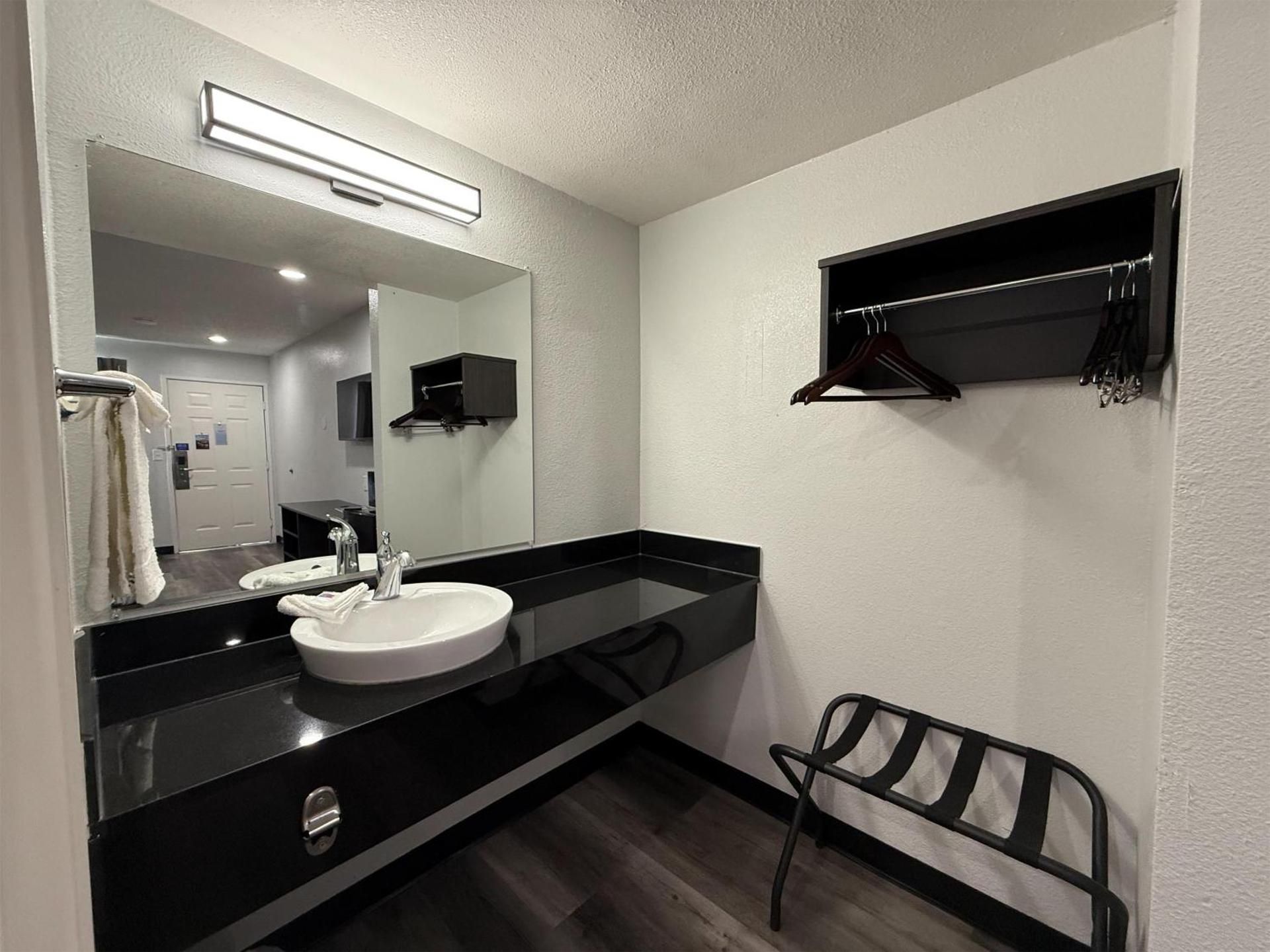 Motel 6 Tacoma, WA - South Deluxe Queen Room with Two Queen Beds - Smoking 2