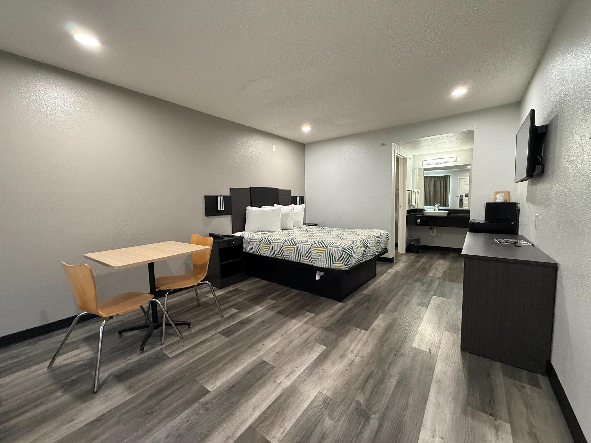 1 Queen Bed - Non-Smoking, Kitchen