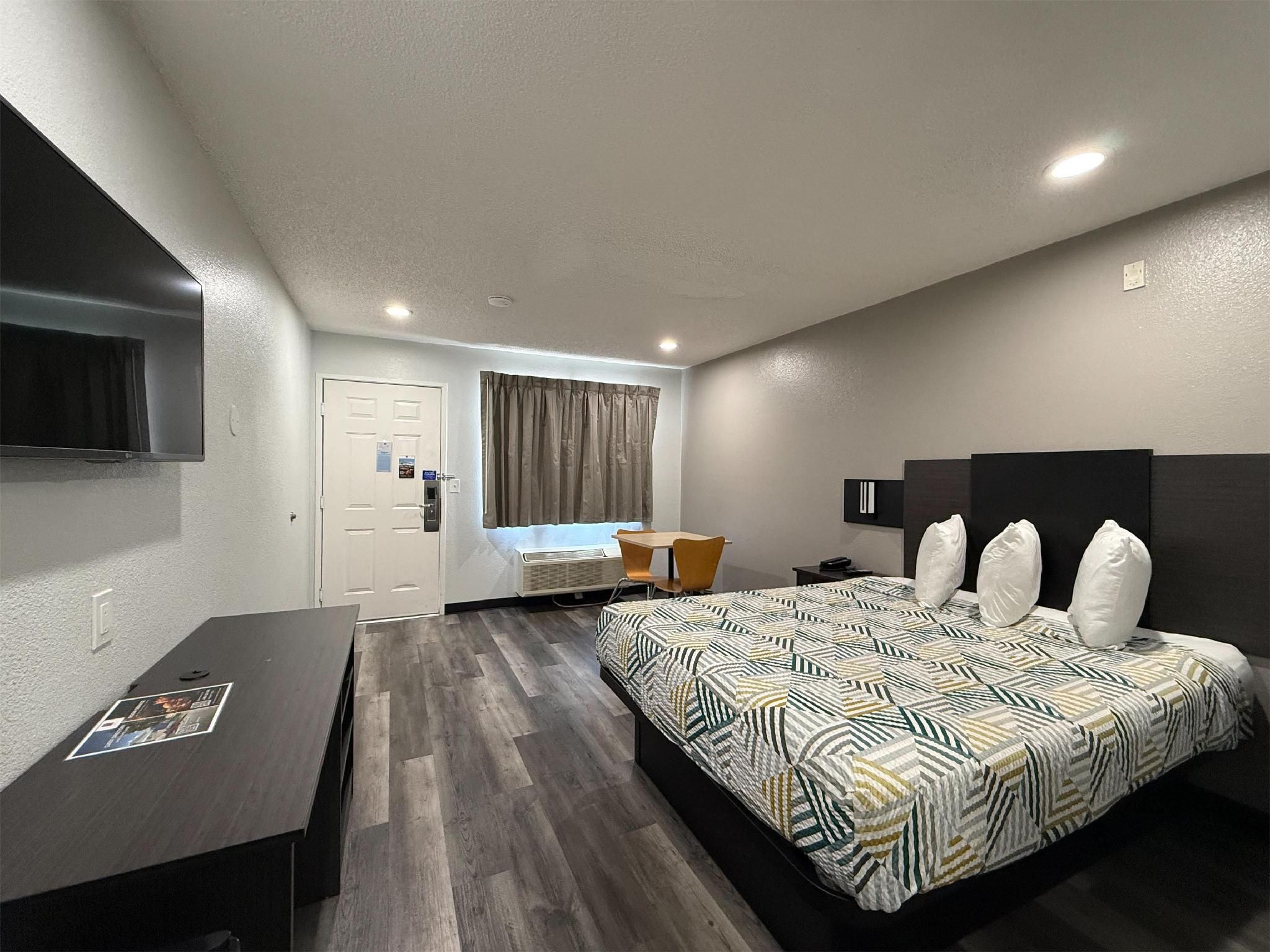 1 Queen Bed - Non-Smoking, Kitchen