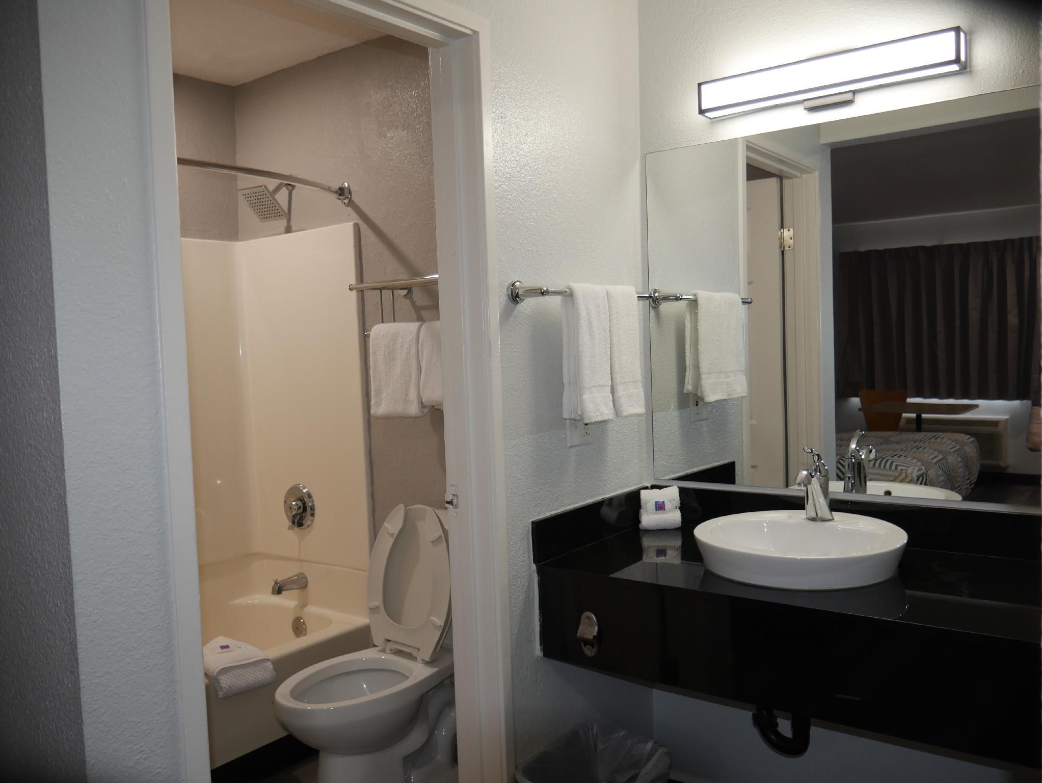 2 QBs | Non-Smoking, Kitchen