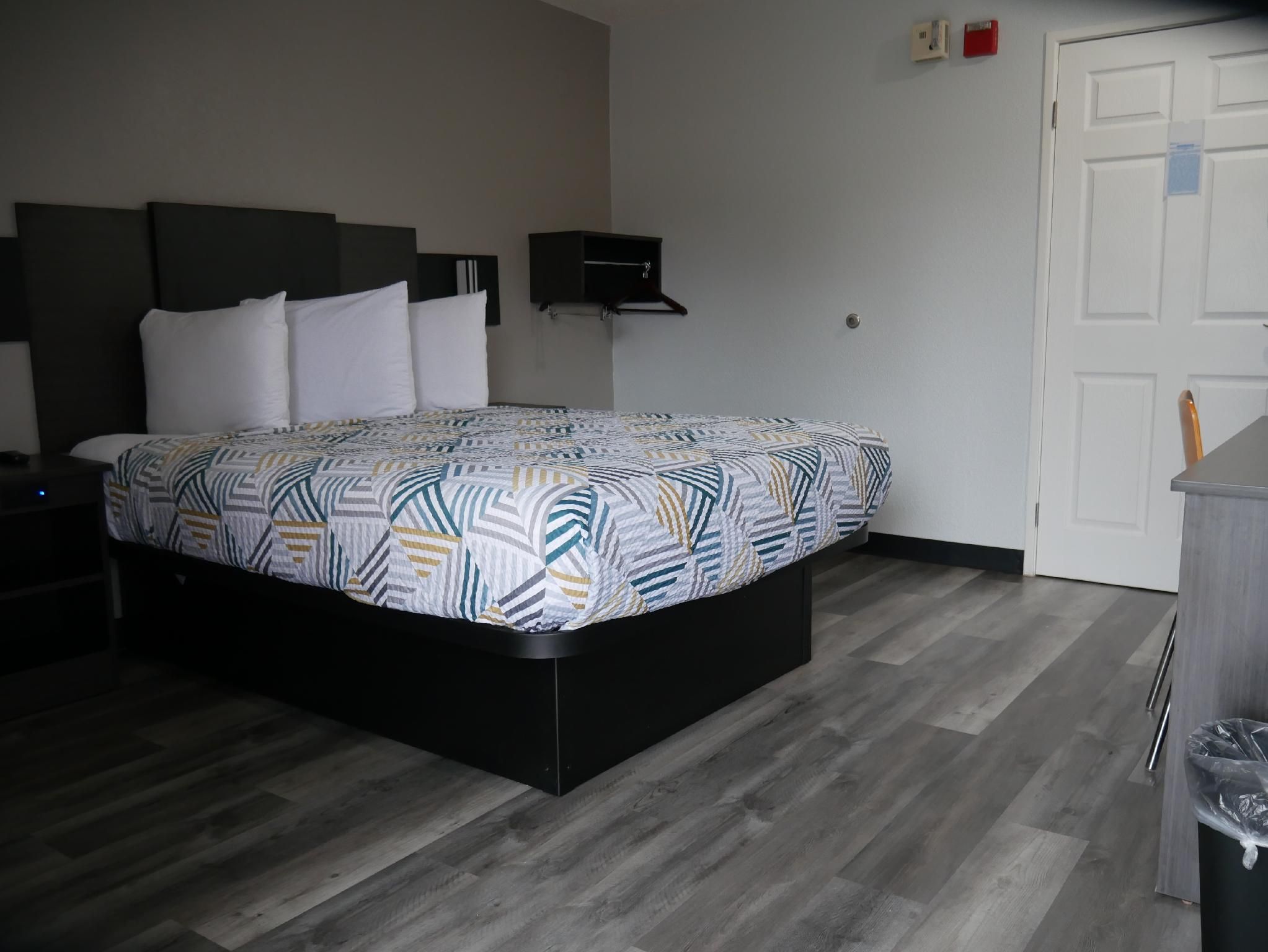 1 QB | ADA/RI Shower/Nsmk/Kitchen