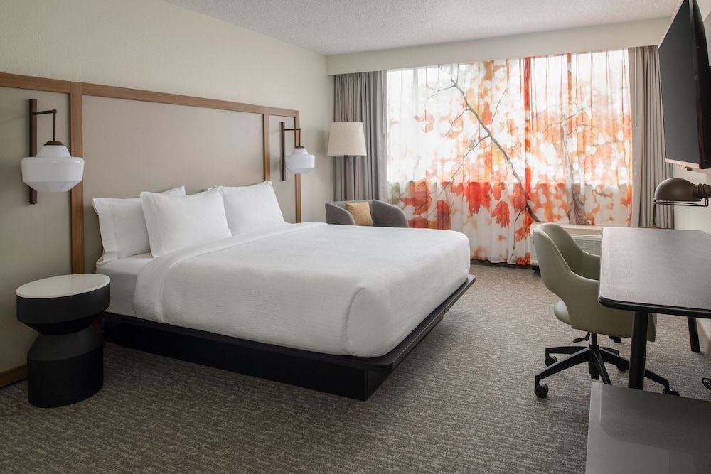 Fairfield Inn by Marriott Issaquah Room, 1 King Bed (Mobility Accessible, Roll-In Shower) 3