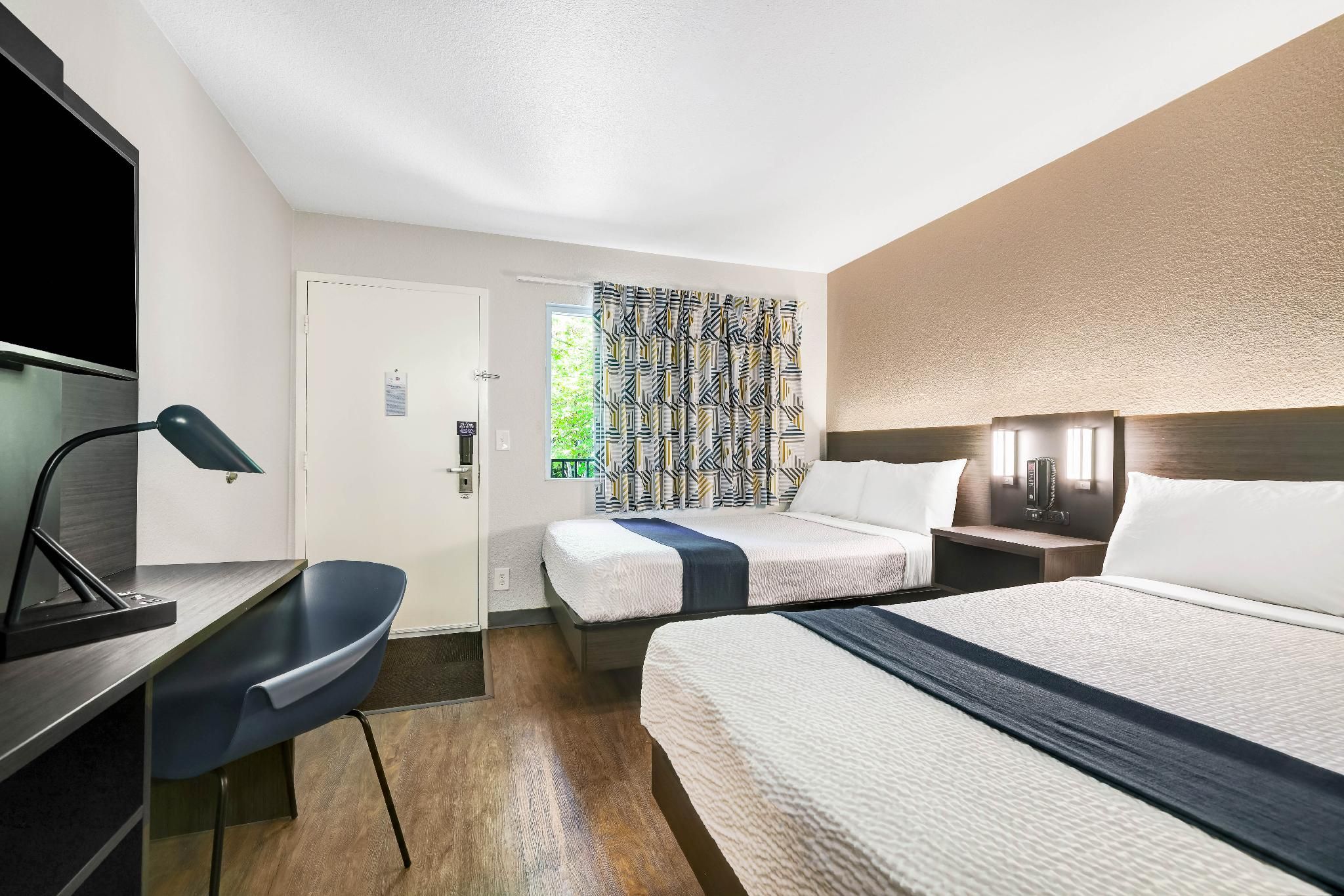 Motel 6 Issaquah, WA - Seattle - East 2 QBs | Premium, Micfridge 2