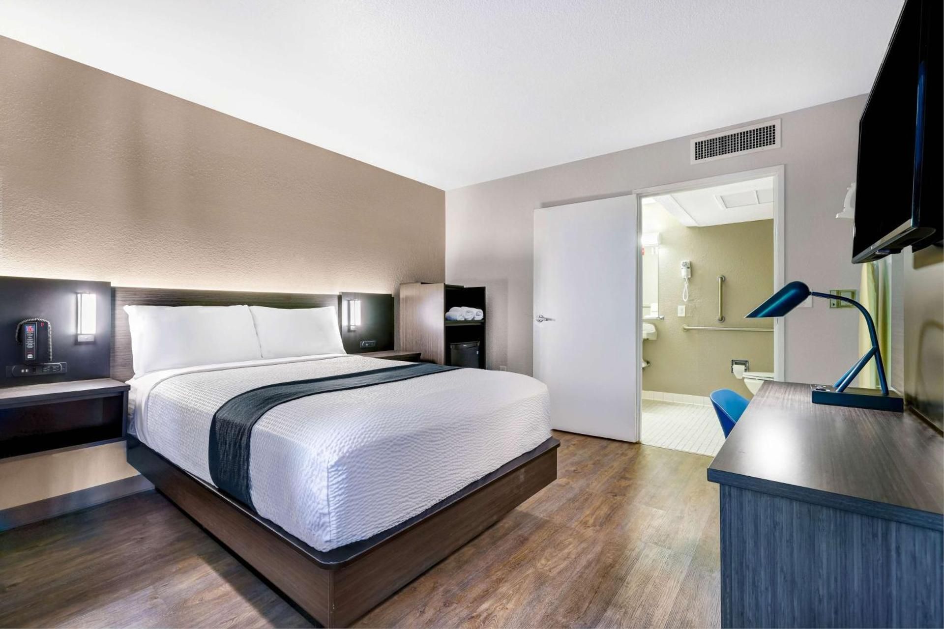Deluxe Queen Suite