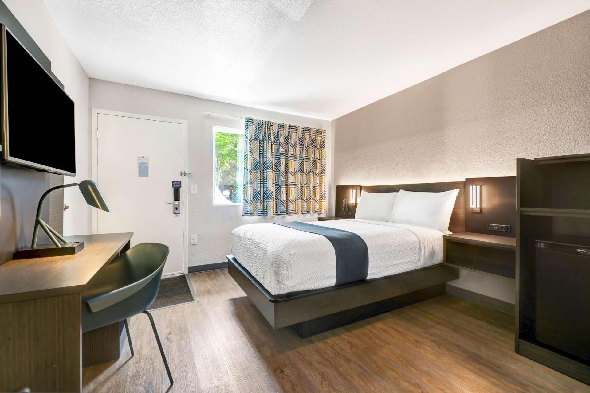 Deluxe Queen Suite