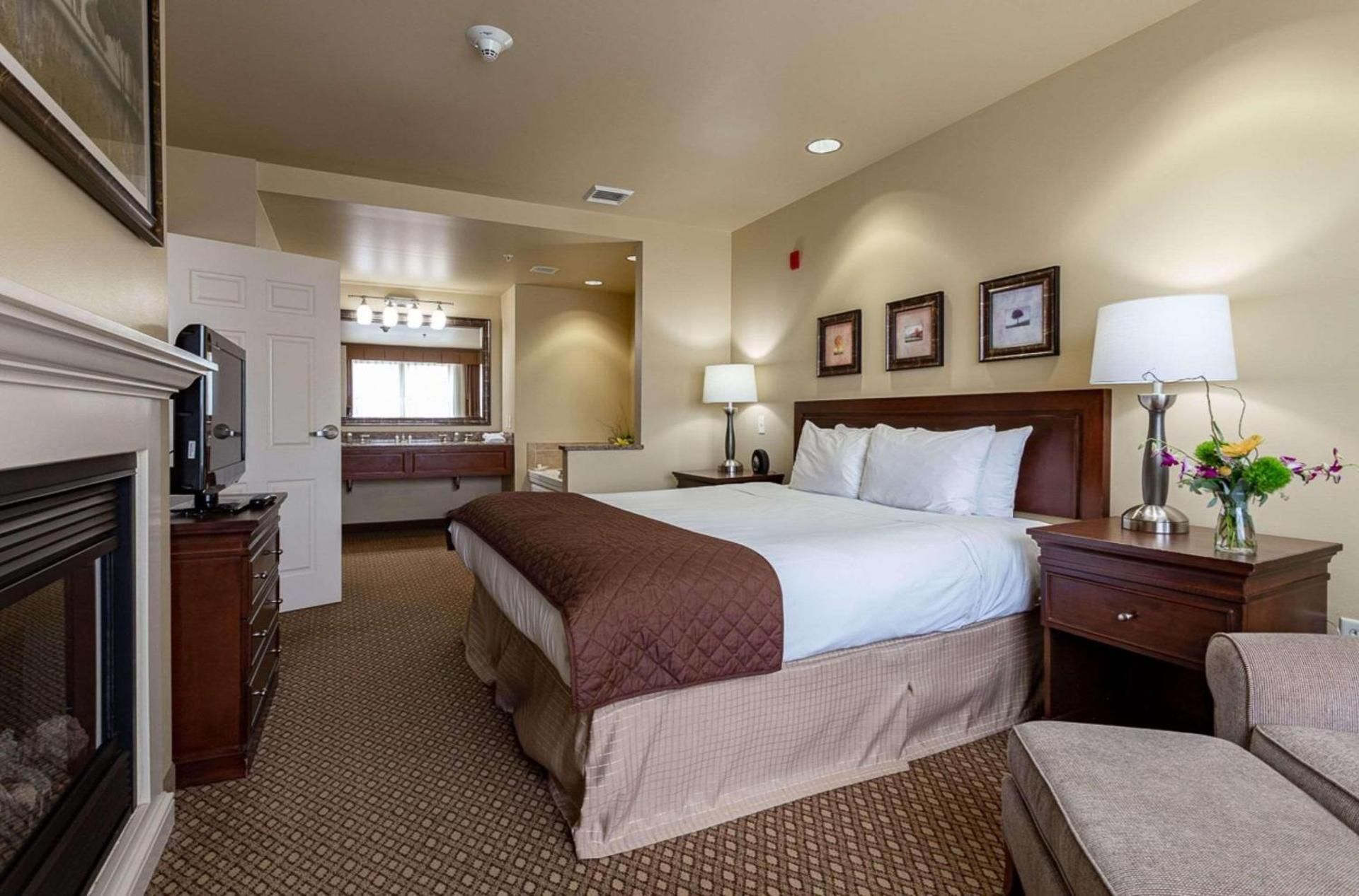 One-Bedroom King Suite with Whirlpool - Non-Smoking