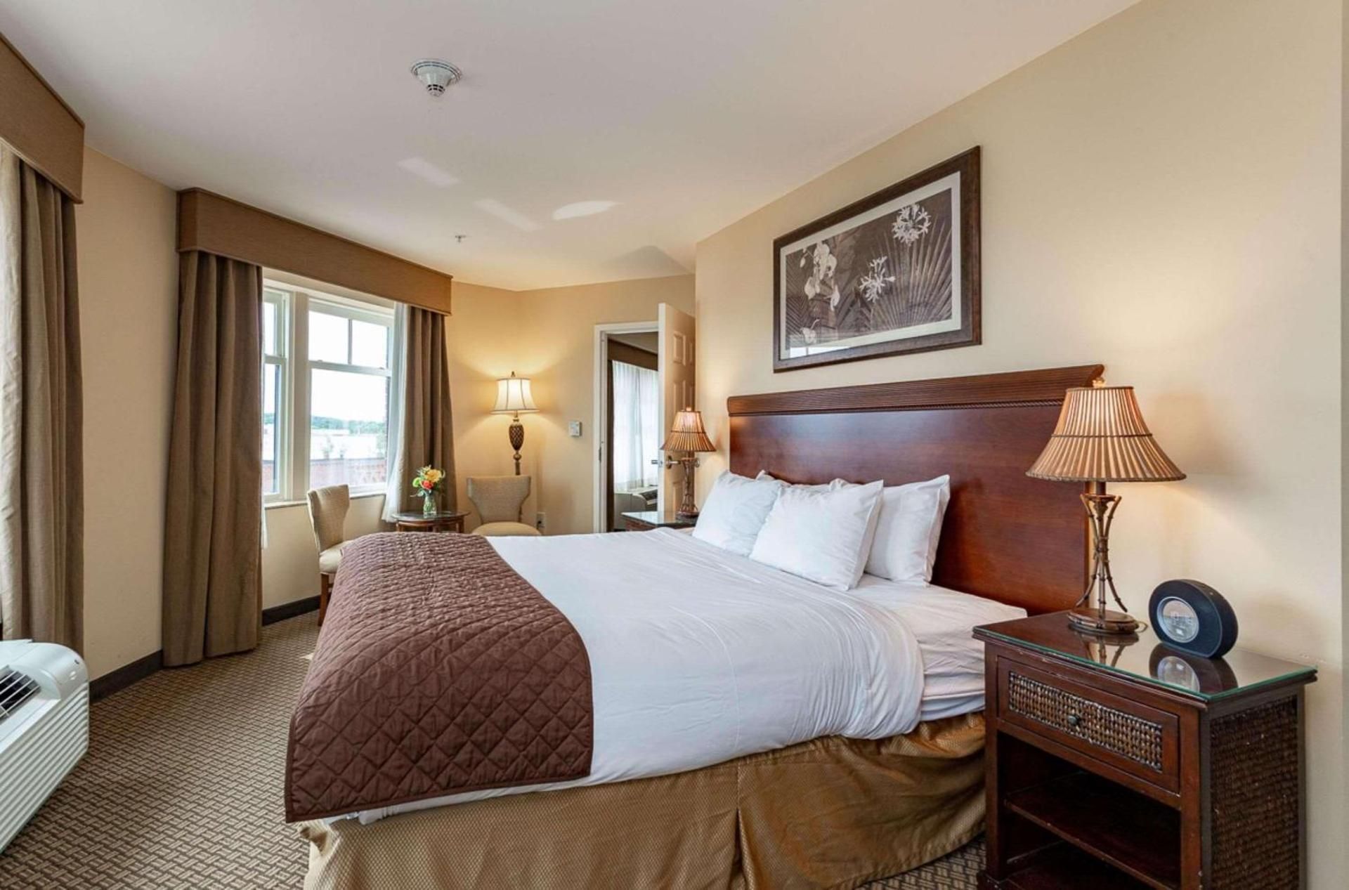 Premium King Suite with Whirlpool - Non-Smoking