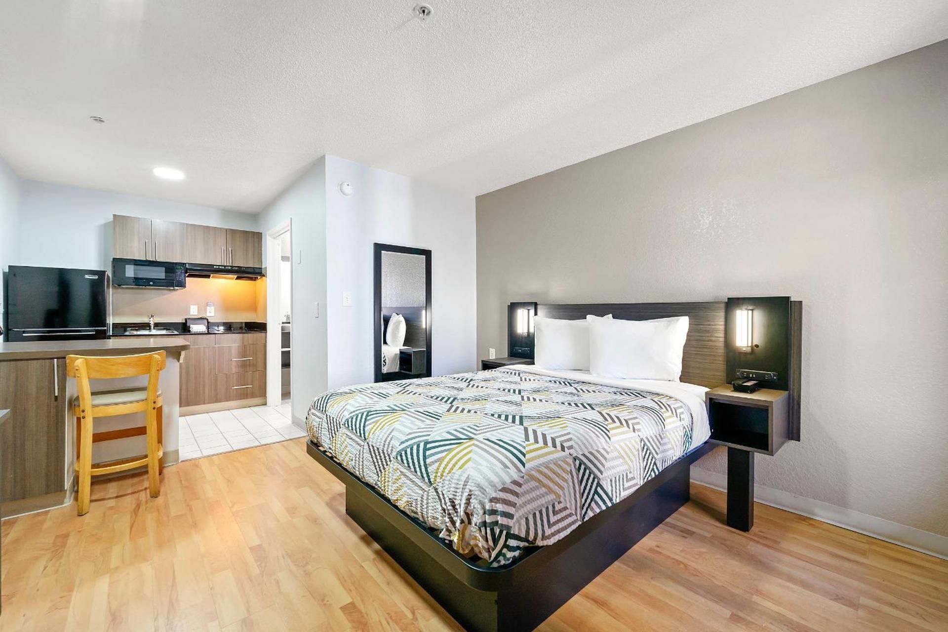 1 Queen Bed - Non-Smoking