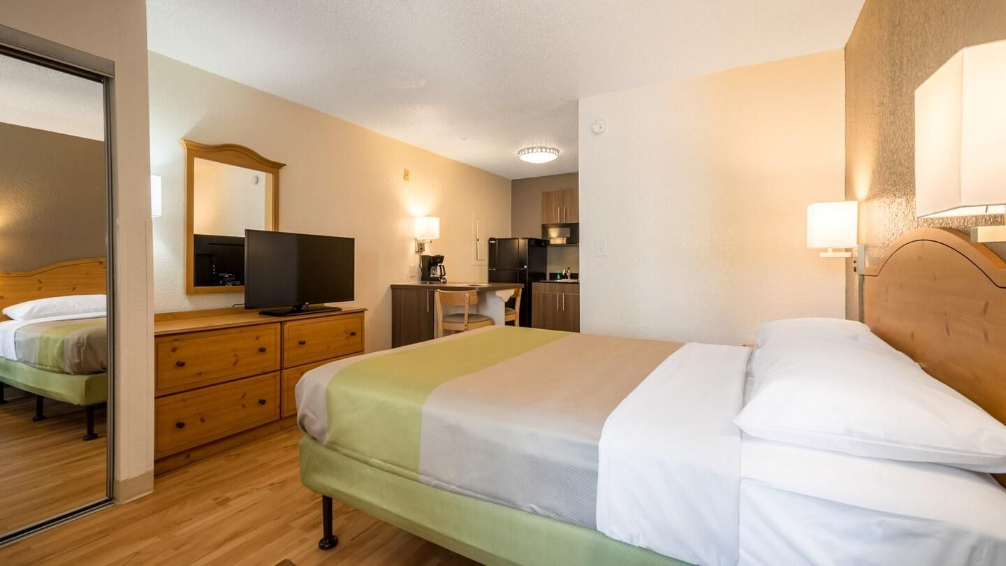 1 QUEEN BED | MICFRIDGE SMOKING