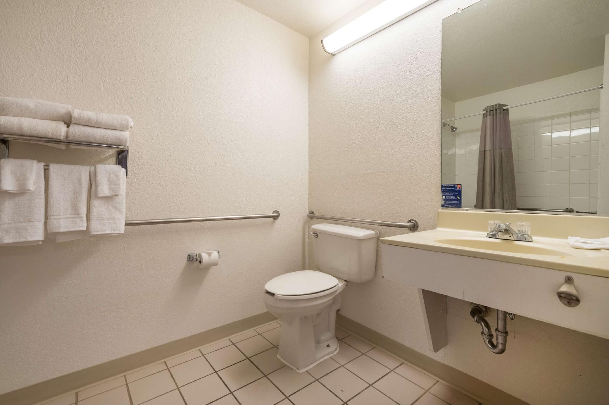 1 Queen Bed | ADA/RI Shower