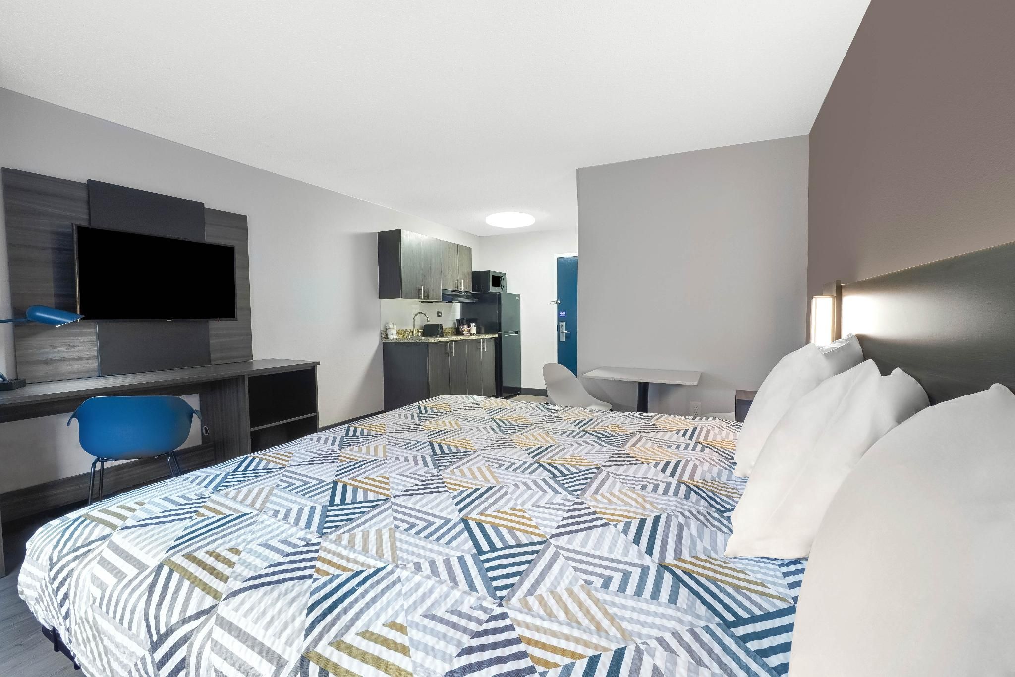 1 King Bed | Non-Smoking, Kitchen