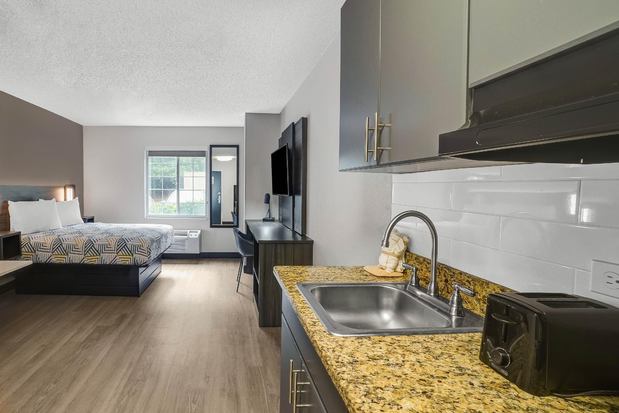 1 Queen Bed | ADA/RI Shower/Nsmk/Kitchen
