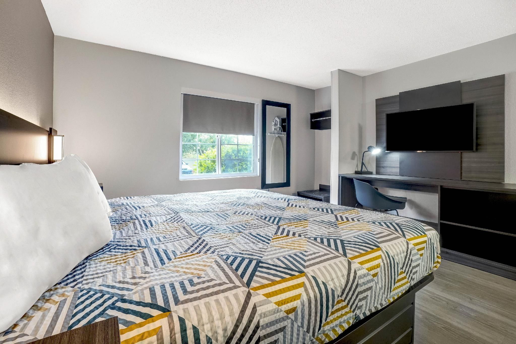 1 King Bed | Non-Smoking, Kitchen