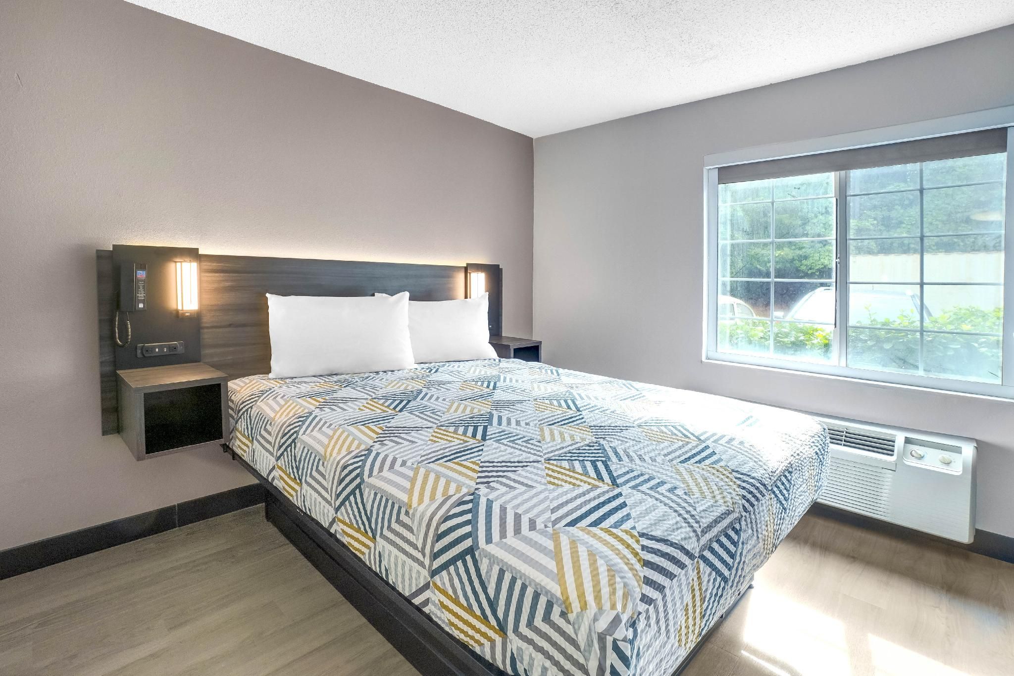 1 Queen Bed | ADA/RI Shower/Nsmk/Kitchen