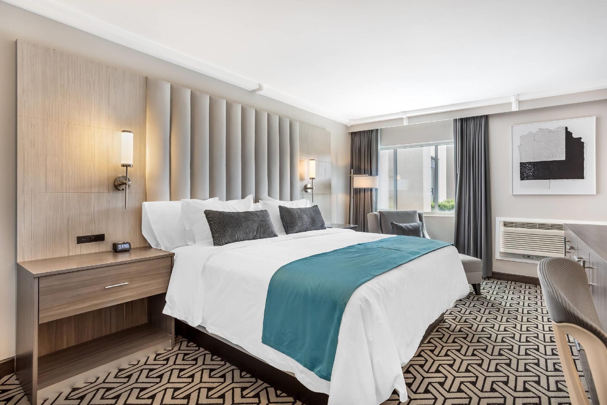 1 King Bed, Nonsmoking, Accessible